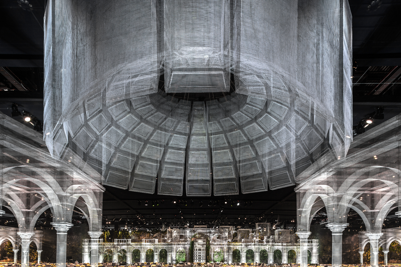 義大利教堂遺址 Basilica di Siponto 的藝術重建計畫， Tresoldi 以金屬絲網構築出透明的古典輪廓，讓周遭自然林木完美融入建築之中，展現結構與輕盈的完美平衡。
