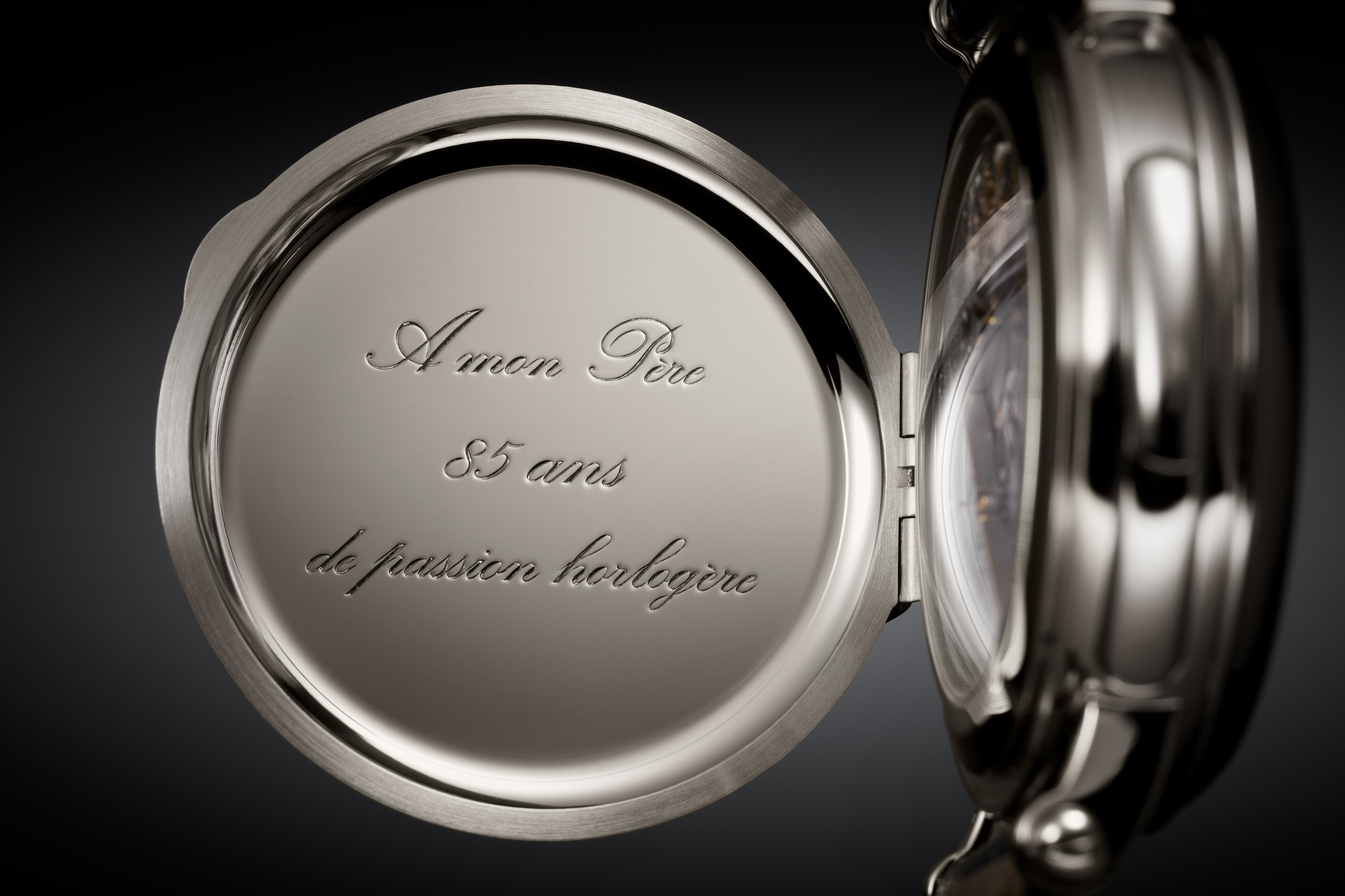 從藍寶石水晶玻璃後底蓋上可見 Philippe Stern 的簽名，後方鉸鏈防塵蓋鐫刻「A mon père, 85 ans de passion horlogère 」（獻給父親，八十五載製錶熱忱）字樣。