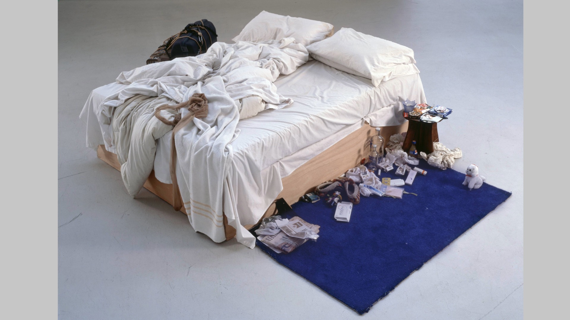 My Bed 1998 © Tracey Emin. Photo Courtesy : The Saatchi Gallery, London / Photograph by Prudence Cuming Associates Ltd.