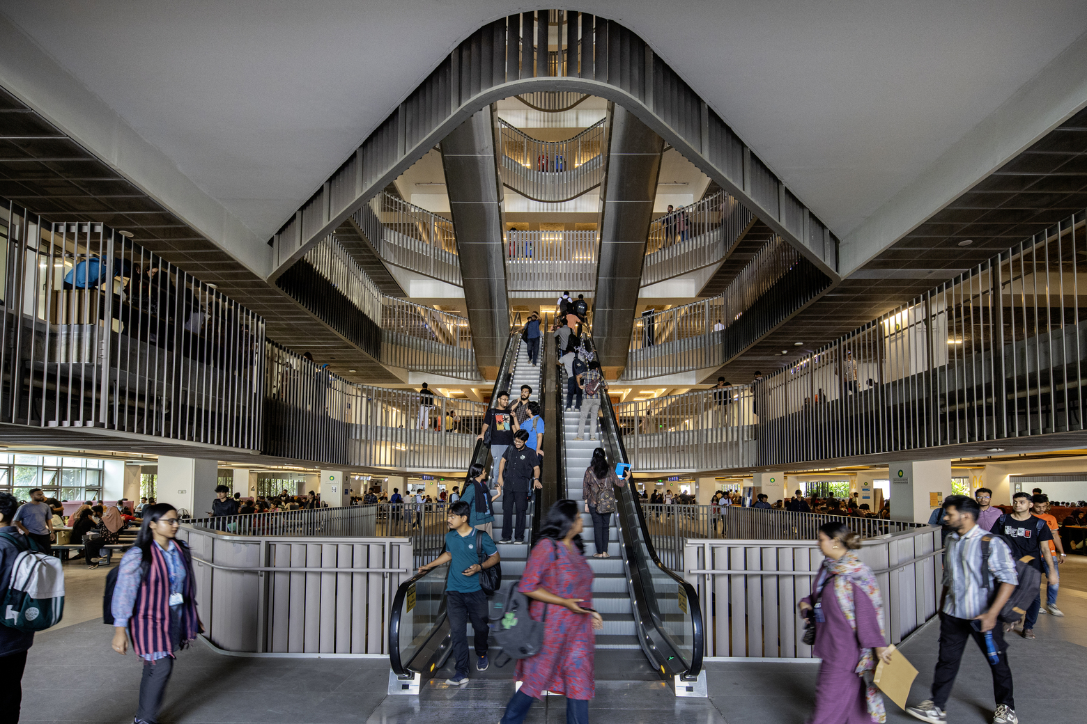 宽敞自动扶梯强化水平动线，使高密度使用者仍能自然交流。