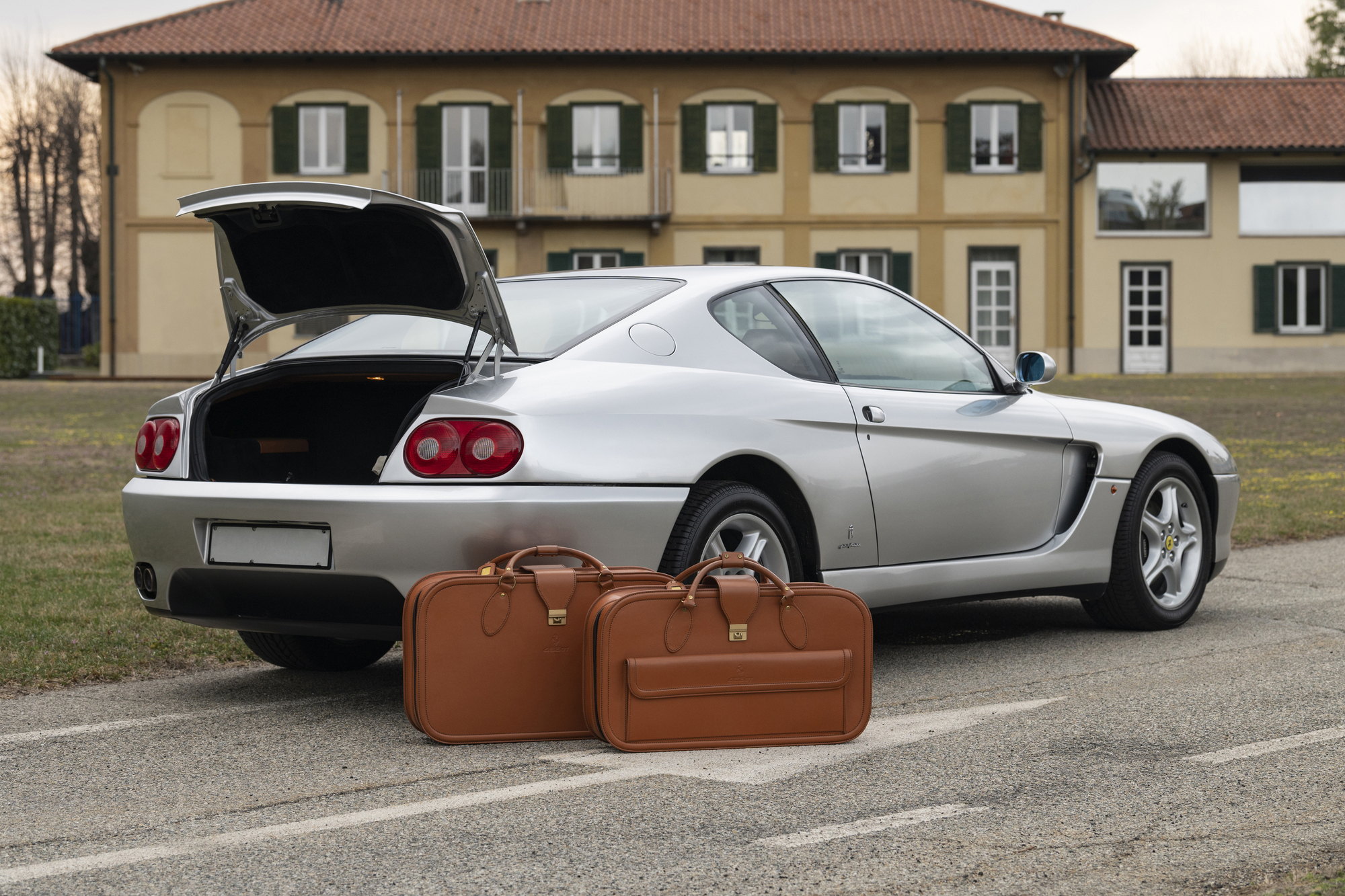 Ferrari 456 GT  隨車的行李箱與皮件，是長途探險的實用工具，質感也相當出眾。