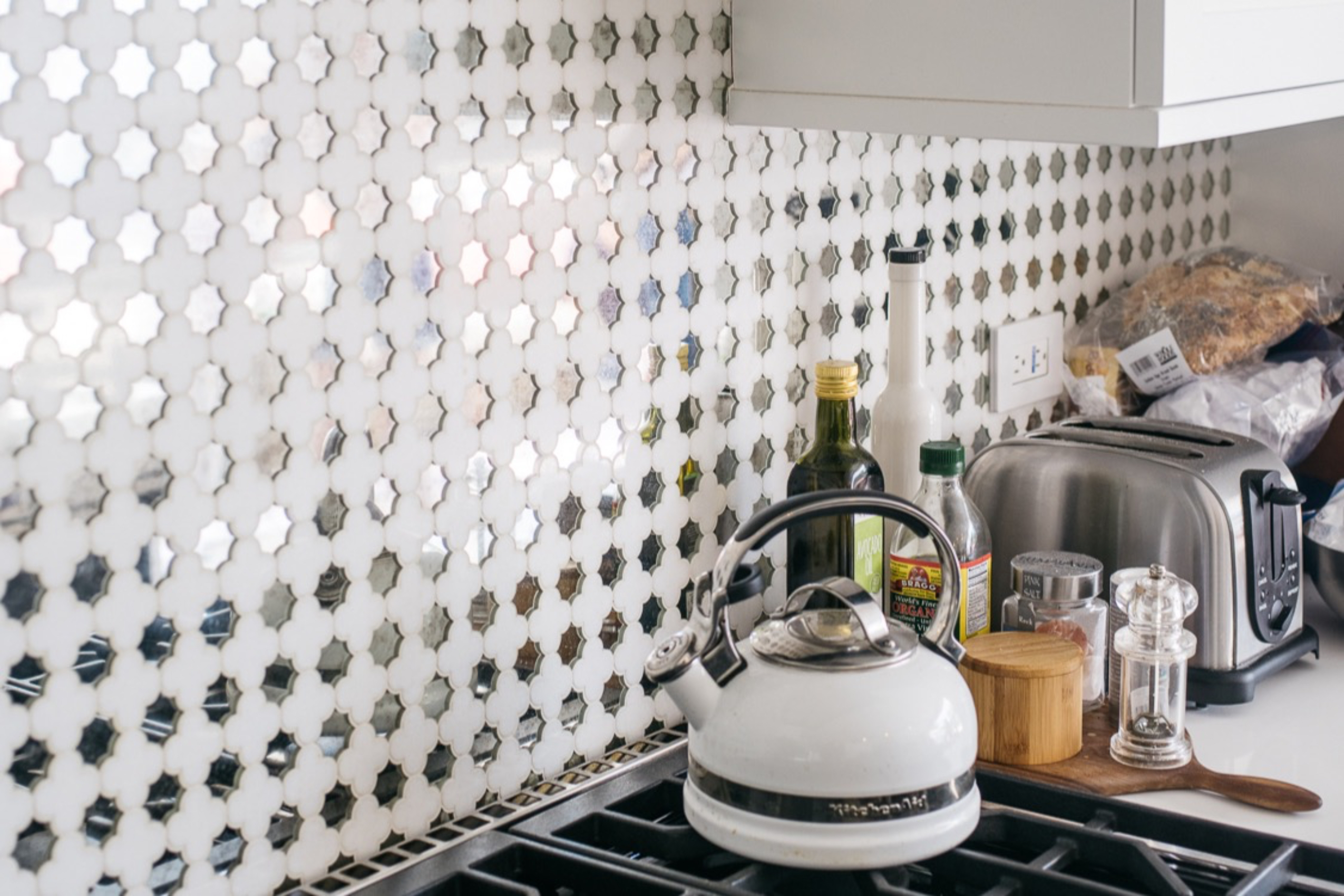 喜歡下廚的琳娜．海蒂以金屬感的普普風營造時尚廚房。