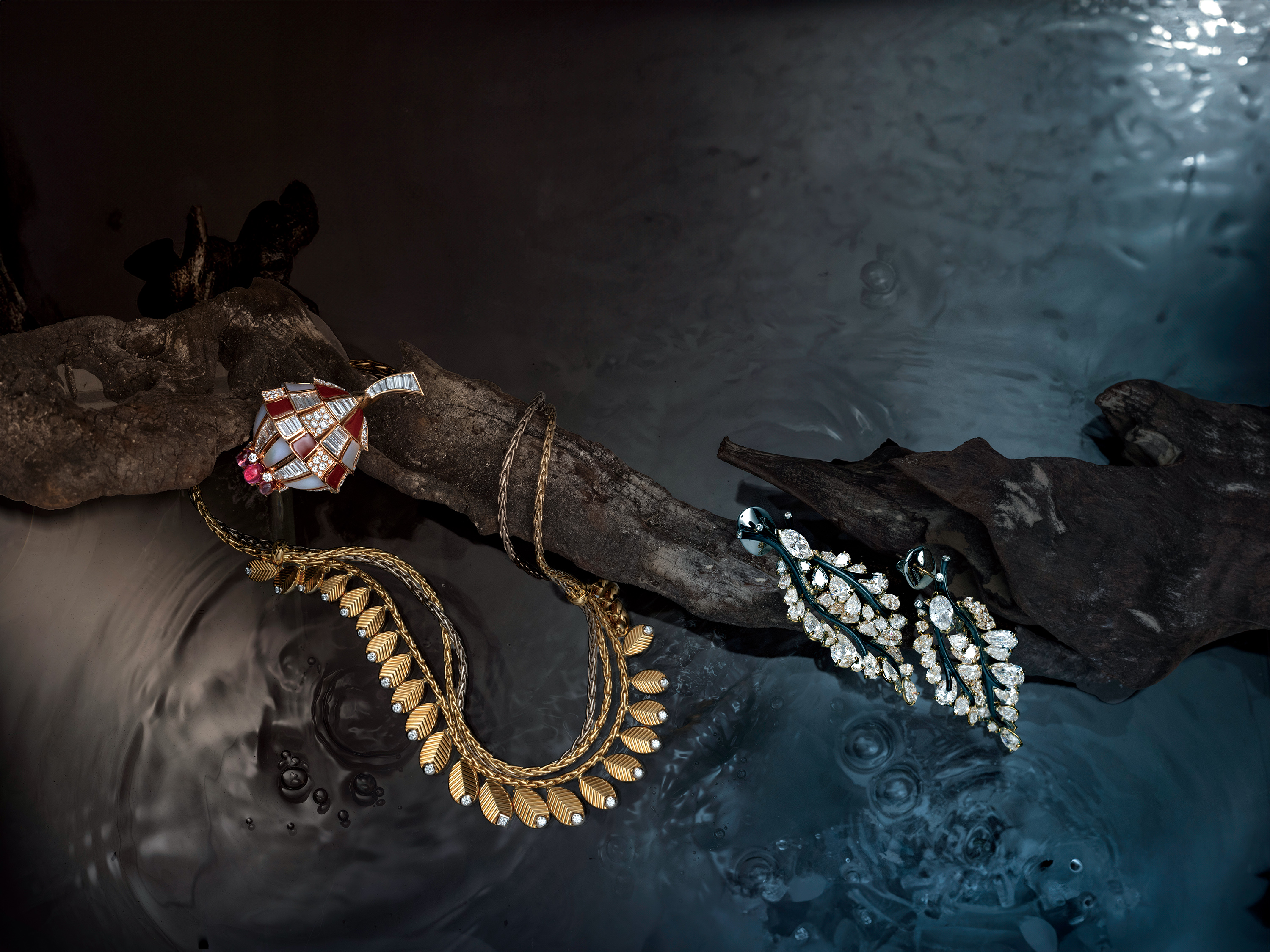 左起：BVLGARI頂級彩寶胸針，珍珠母貝、紅玉髓、鑽石、紅碧璽；Cartier Grain de Café 鑽石項鍊；CINDY CHAO The Art Jewel White Label Collection 高級珠寶系列鑽石樹枝耳環。