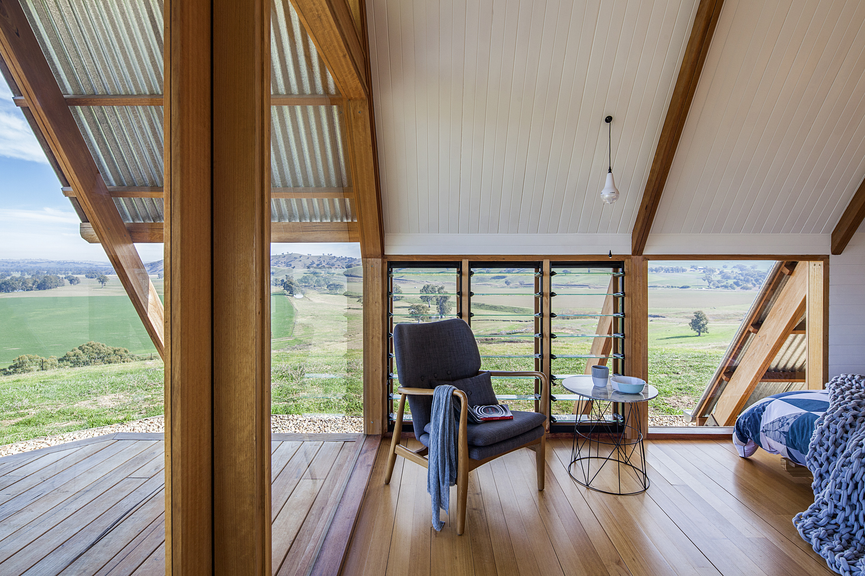 小屋落地窗旁也設置有可方便開闔的百葉玻璃窗，讓小屋內能享有更完善的空氣對流。