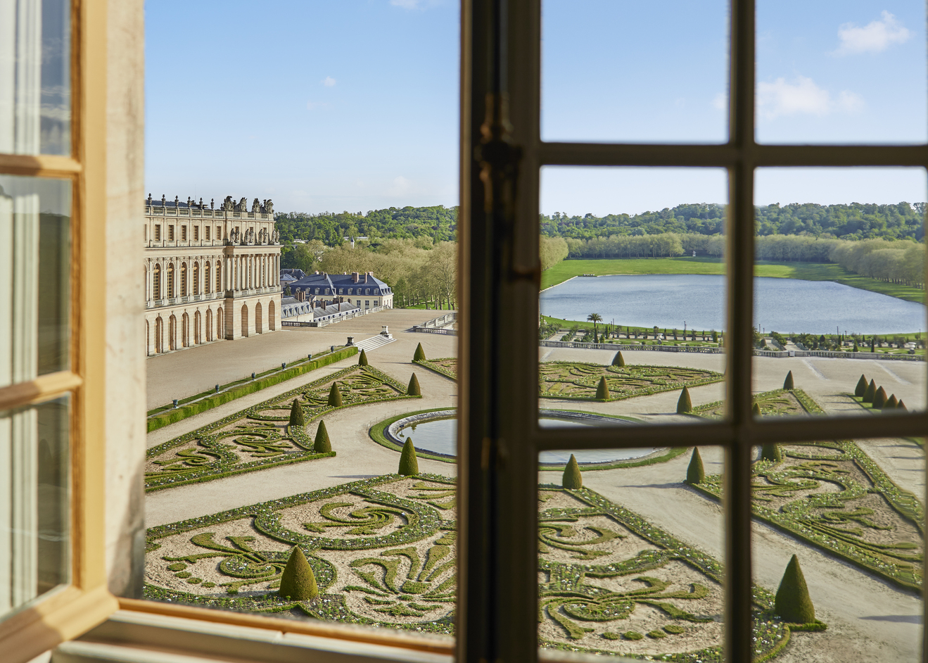 不論是透過客房窗景，又或是在被花園美景包圍的餐廳露臺， 在 Le Grand Contrôle 舉目所及盡是凡爾賽宮的絕代風華。