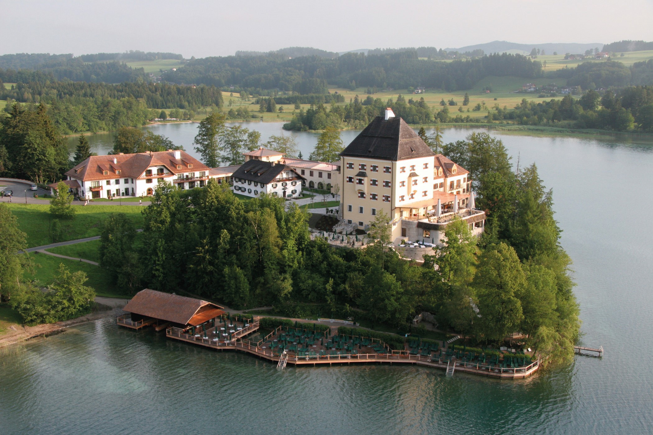 位處 Fuschl 湖畔邊的 Schloss Fuschl，是薩爾茲堡近郊最著名的頂級莊園飯店。