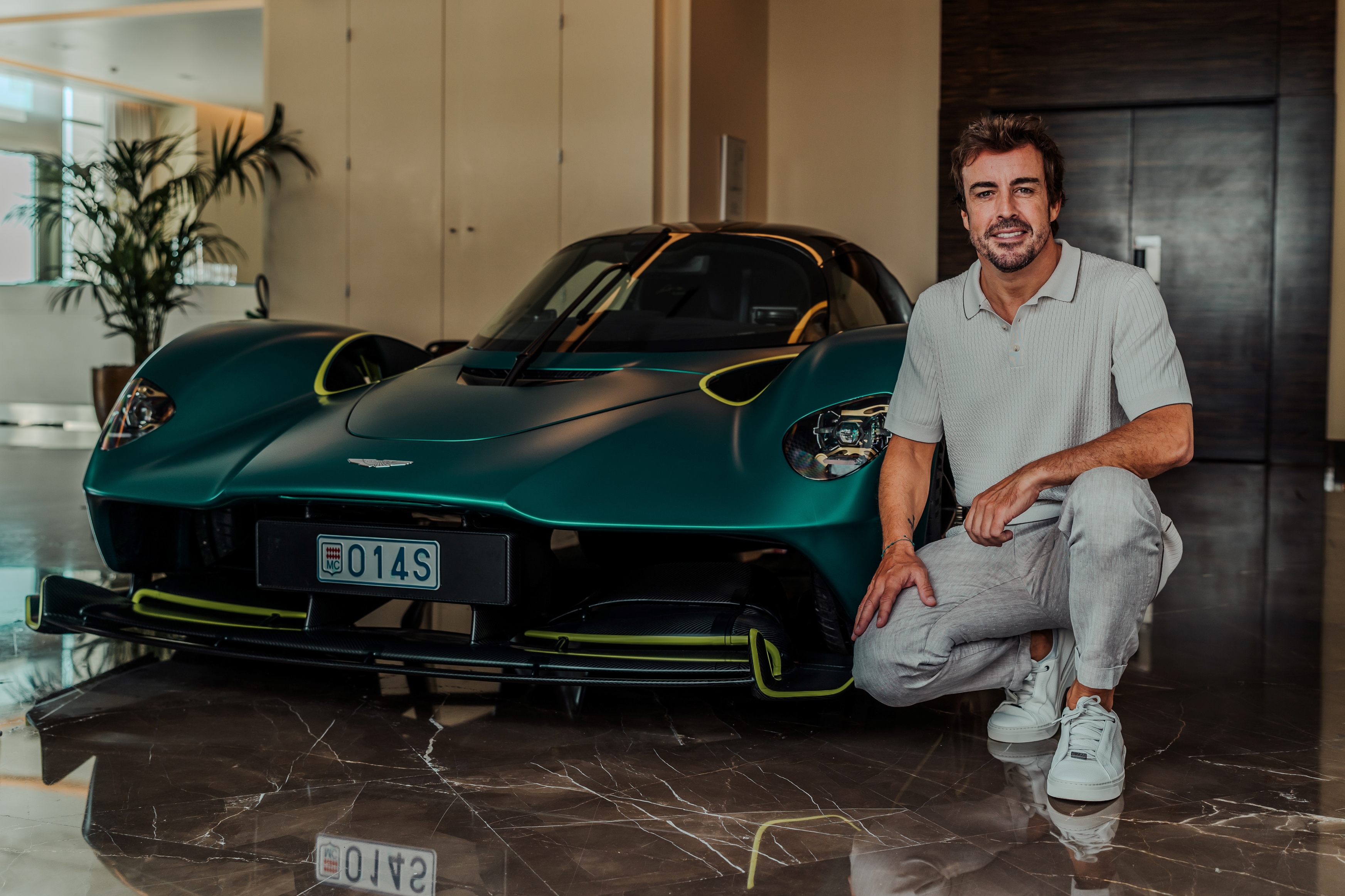 Fernando Alonso 在摩纳哥收到 Valkyrie，立即引起车迷追逐。