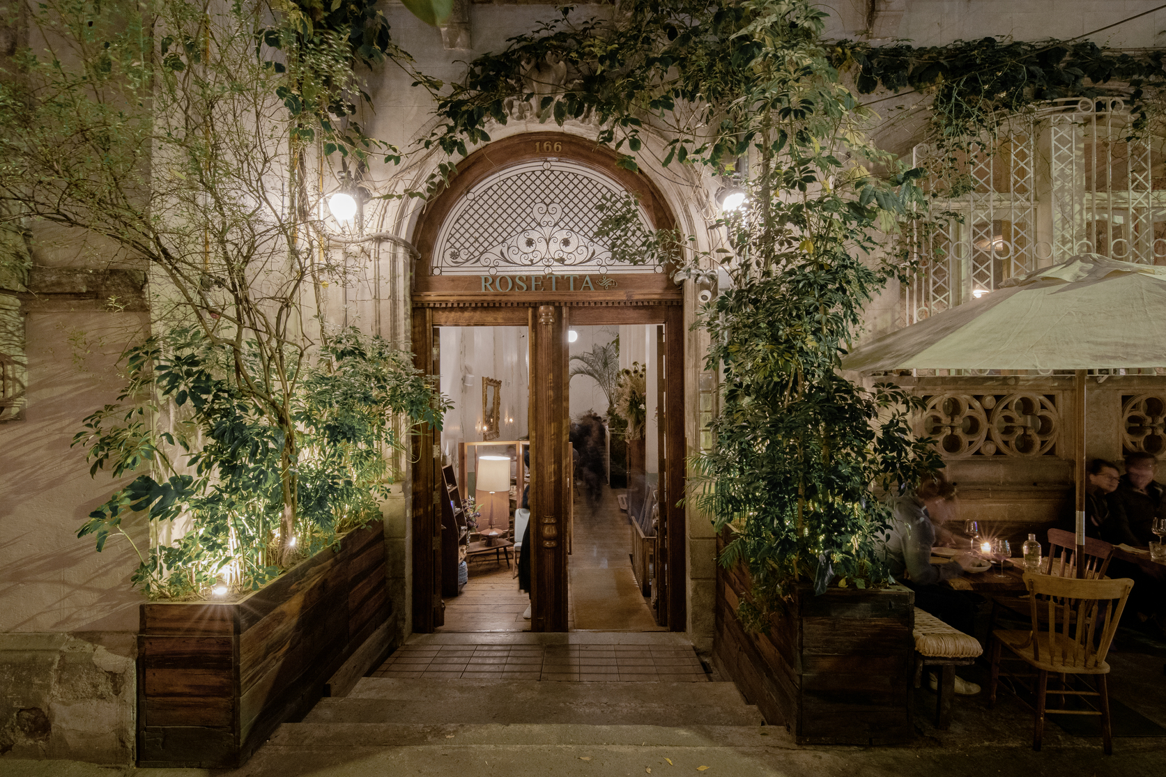 改建自一座美麗老宅邸的 Rosetta，特別在餐廳內外種植有各式綠色植栽。