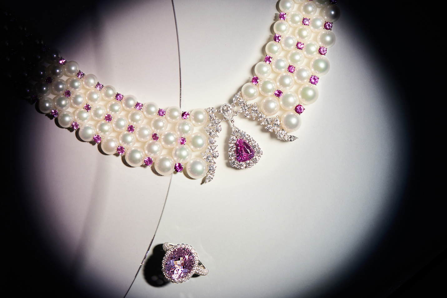 Mikimoto 頂級珠寶系列粉紅藍寶、珍珠與鑽石項鍊。Tffany & Co. 高級珠寶系列鉑金鑲孔賽石與鑽石戒指。