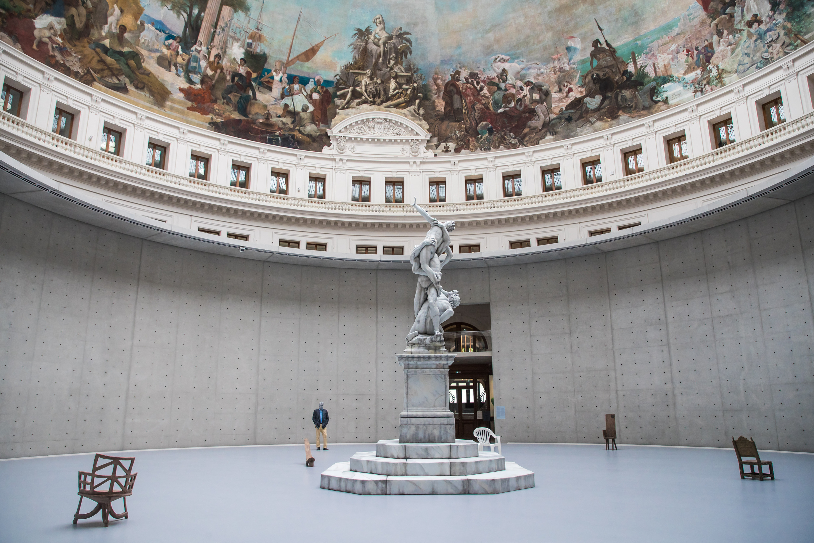 2021 年巴黎的當代藝術收藏中心重新開幕，在博物館的大廳展出 Urs Fischer 以雕像作品《強擄薩賓婦女》為靈感所創作出蠟像複製品。