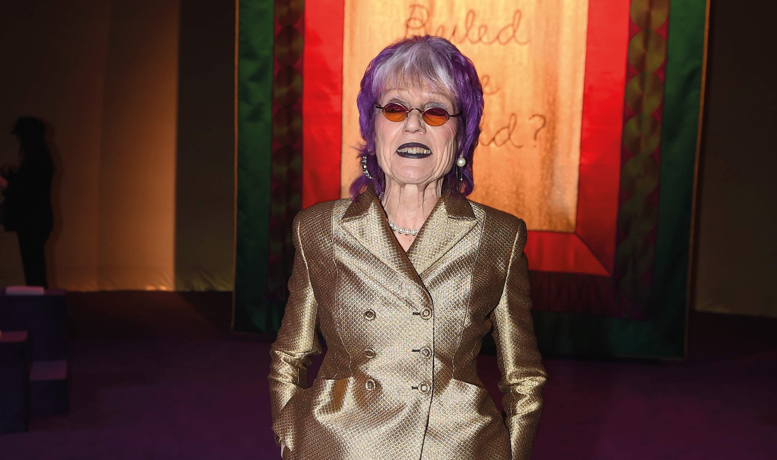 Judy Chicago 原名 Judy Cohen，一方面為了保持種族中立，另方面也因為她有一口濃厚的芝加哥口音，於是她把姓氏以出生地「Chicago」重新命名，如此特別的名字也為她在藝術圈形塑鮮明的個人特色。