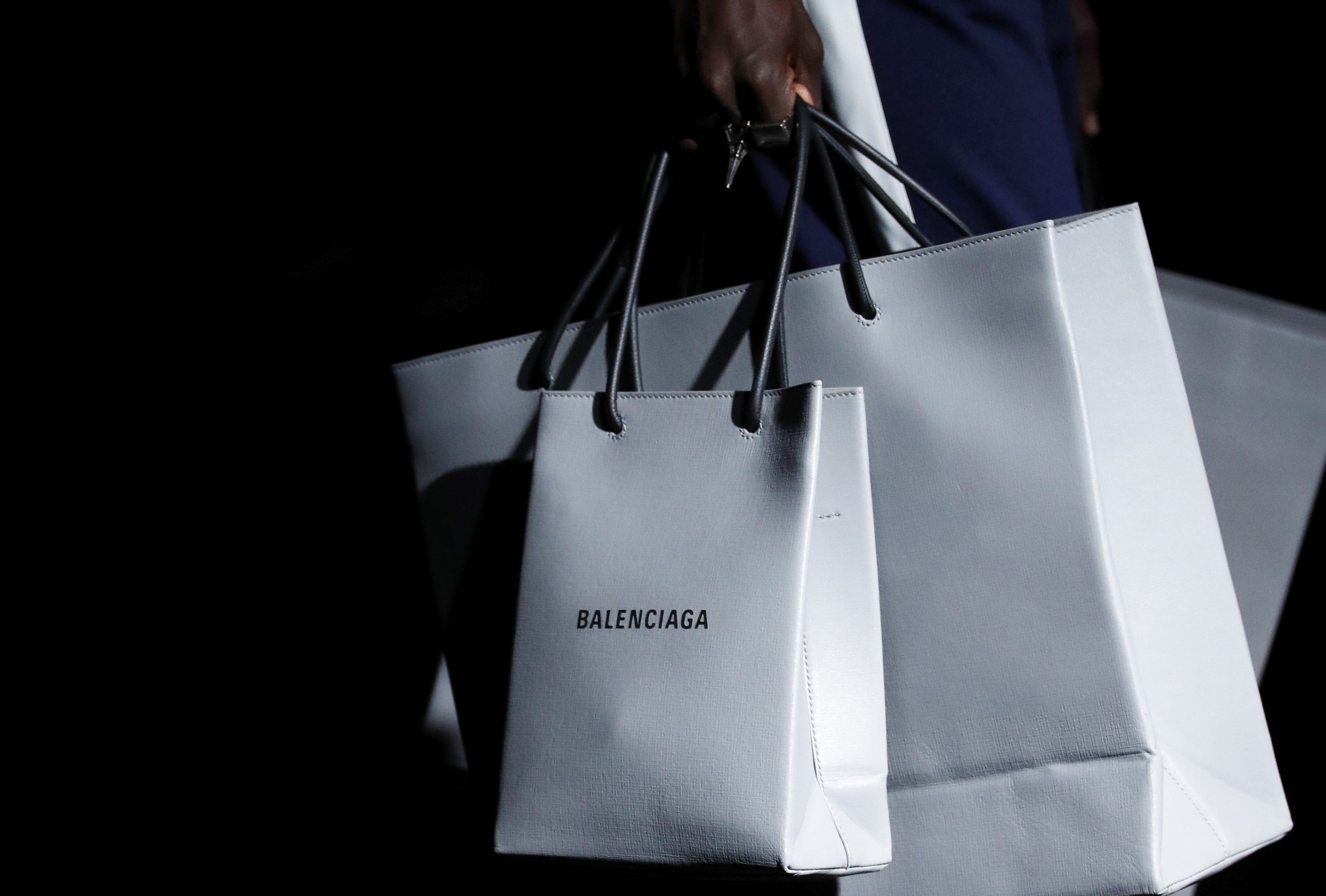 在 2019 秋冬大秀上，Demna Gvasalia 持續用設計反映他眼中的「巴黎人日常」，推出印有 Balenciaga 的仿購物紙袋皮革包。