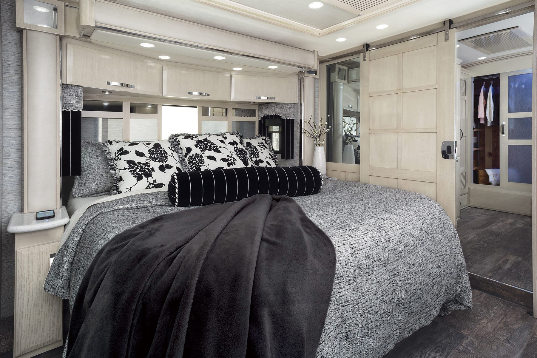 外观与一般巴士没有差别的King Aire，可是将一个居家环境完整地移植到车舱内。