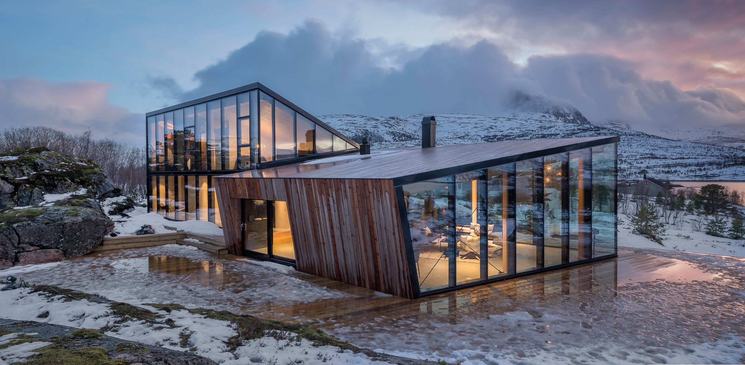 顺着地形向不同方向开阖的 Efjord 小屋。