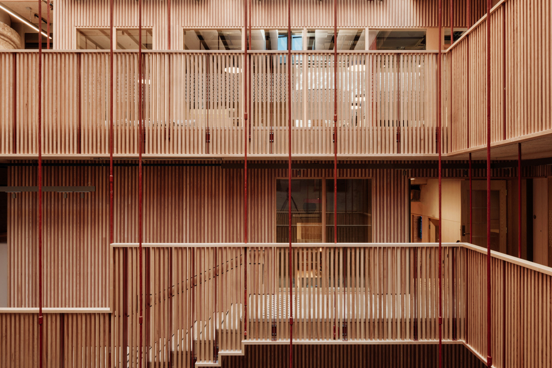 玻璃屋顶下特别设计有木格栅结构，以过滤阳光。 （ Photo by Einar Aslaksen ）