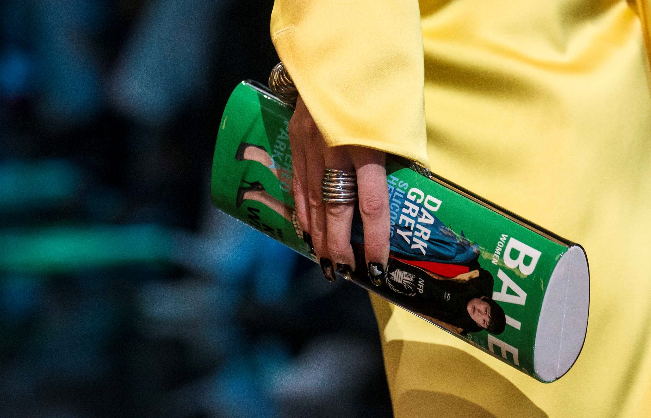 在 2019 秋冬大秀上現身的彷彿把雜誌捲在手中的手拿包。
