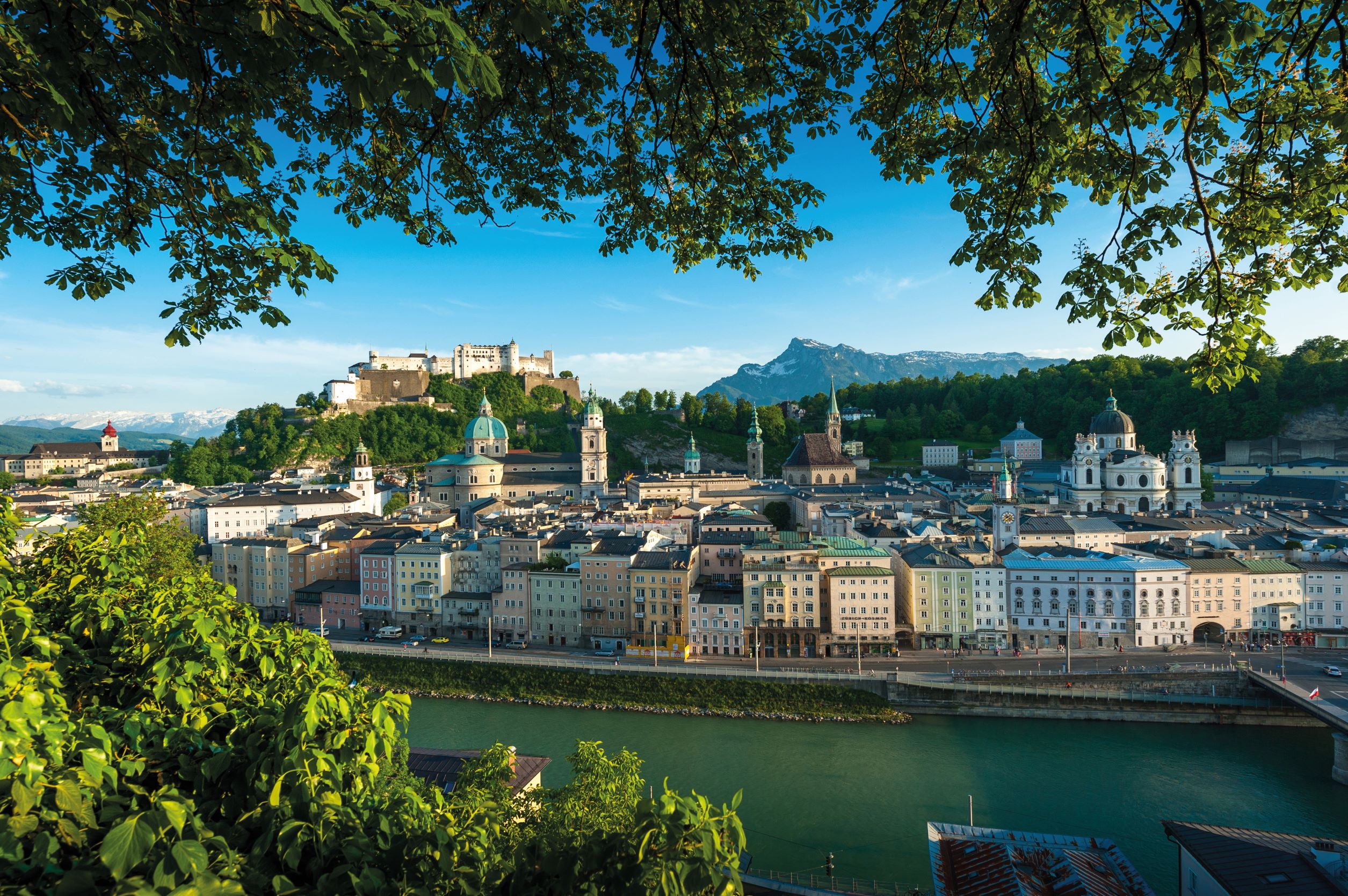 被萨尔察赫河环抱的萨尔兹堡古城区。 （© Tourismus Salzburg/Breitegger Günter）
