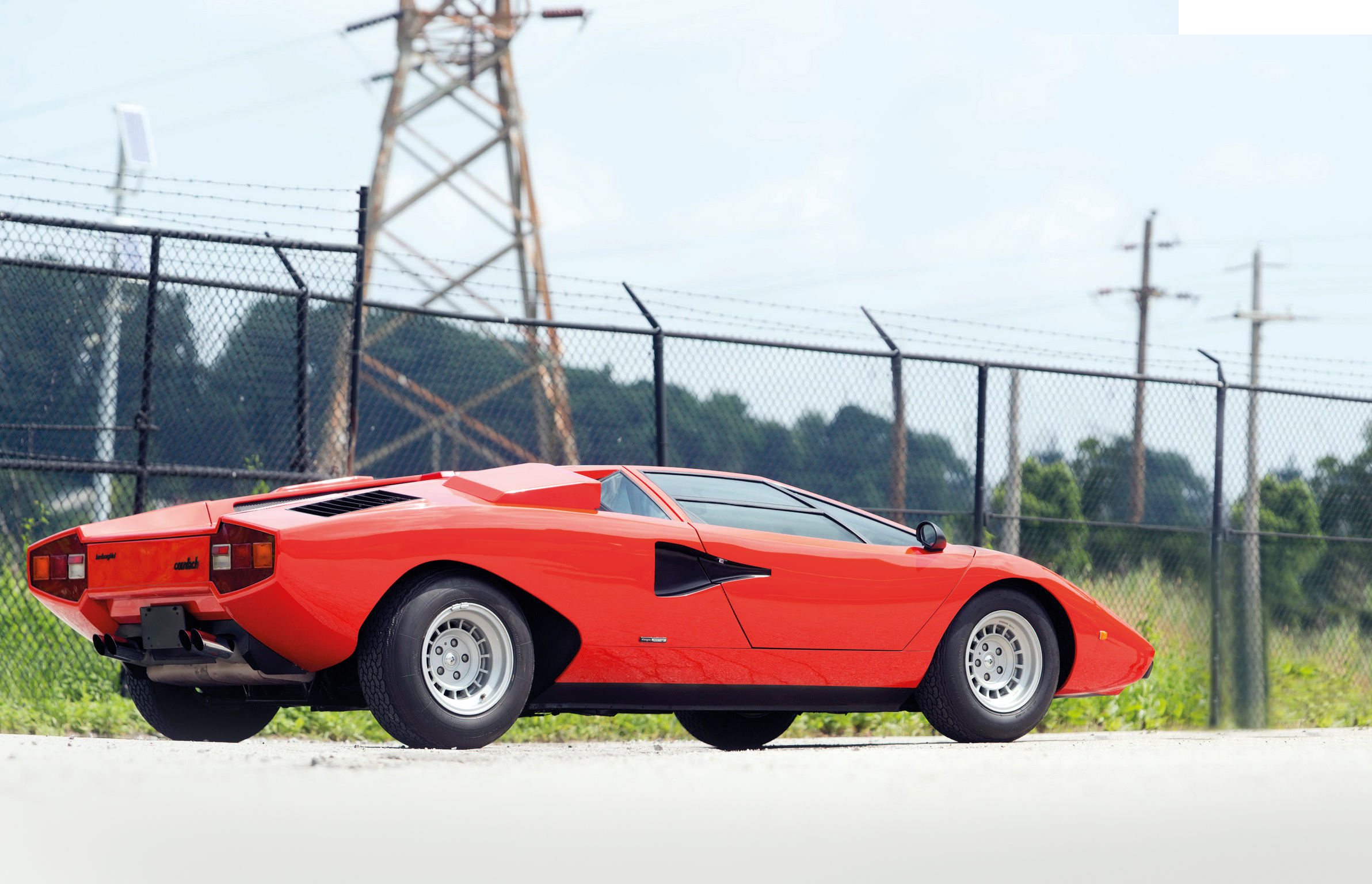 Lamborghini Countach LP400 規格表 國籍:義大利 發表時間:1974年 規格 長 4,140×寬 1,890×高 1,070 mm 引擎:V12 自然進氣 排氣量:3,929 c.c. 馬力:375bhp/8,000rpm 扭力:38.0kgm/6,500rpm