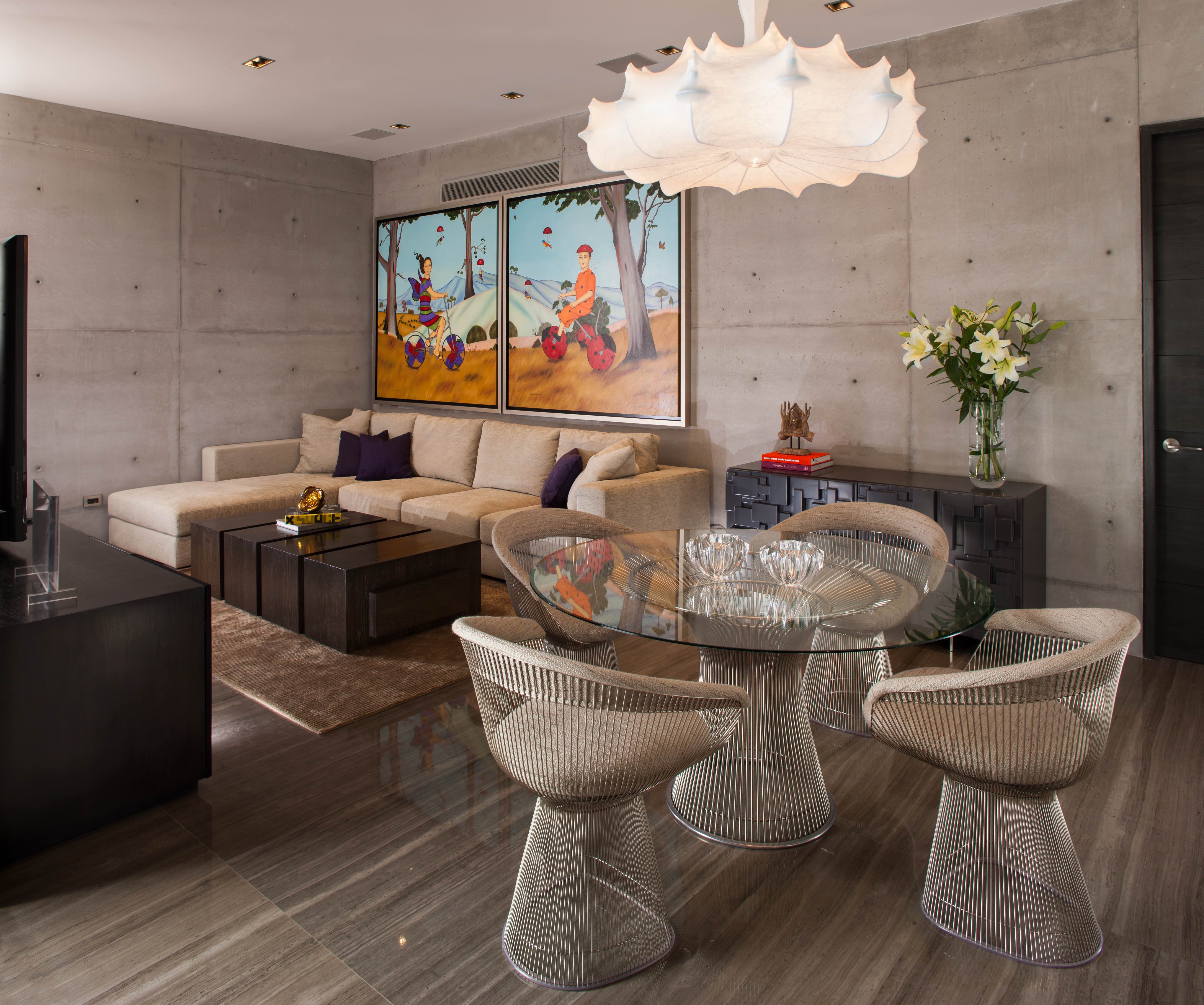 採用與戶外建築相同的清水混凝土作為壁面裝飾，營造沉靜卻溫暖的氣氛。