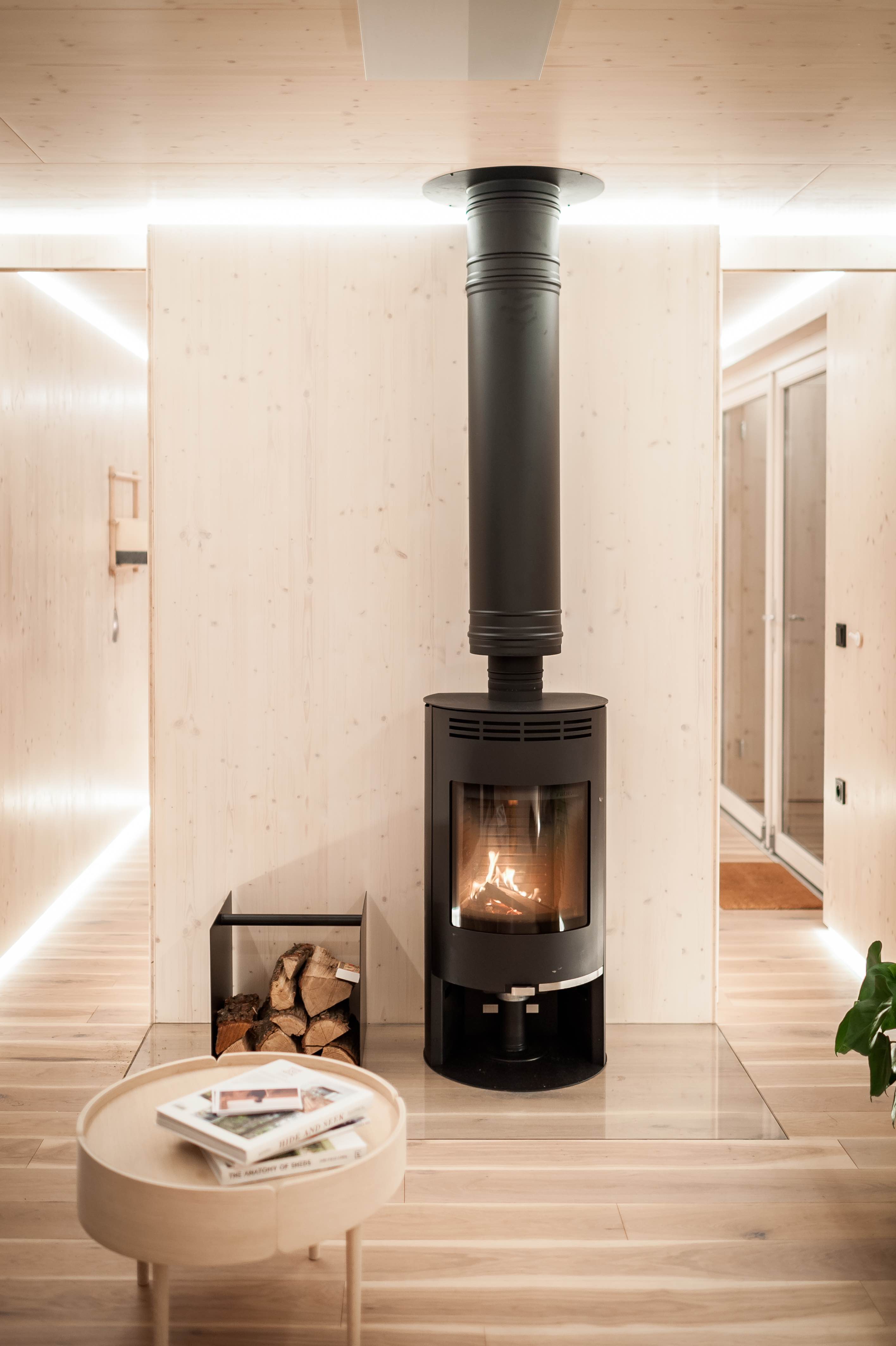 配合歐洲地區冬季的寒冷氣候，每間 Slow Cabins 裡也都配備有燒材火爐。