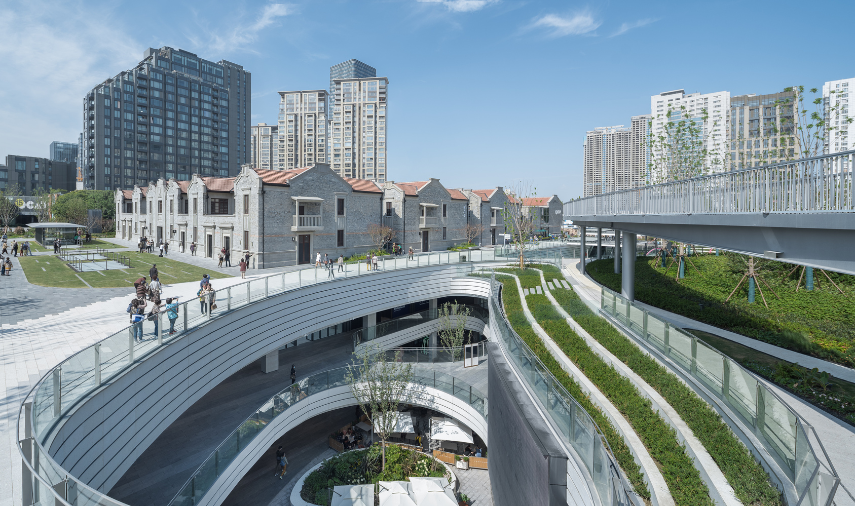 Kokaistudios 藉由阶梯式地景和下沉式庭园设计， 实现独特的城市峡谷设计概念。