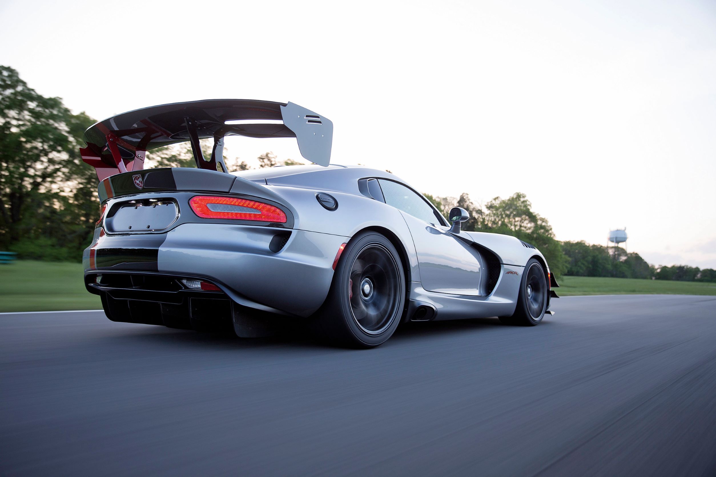 Dodge Viper 以 8.0 升排氣量，展現美國汽車文化裡的超級跑車豪情。