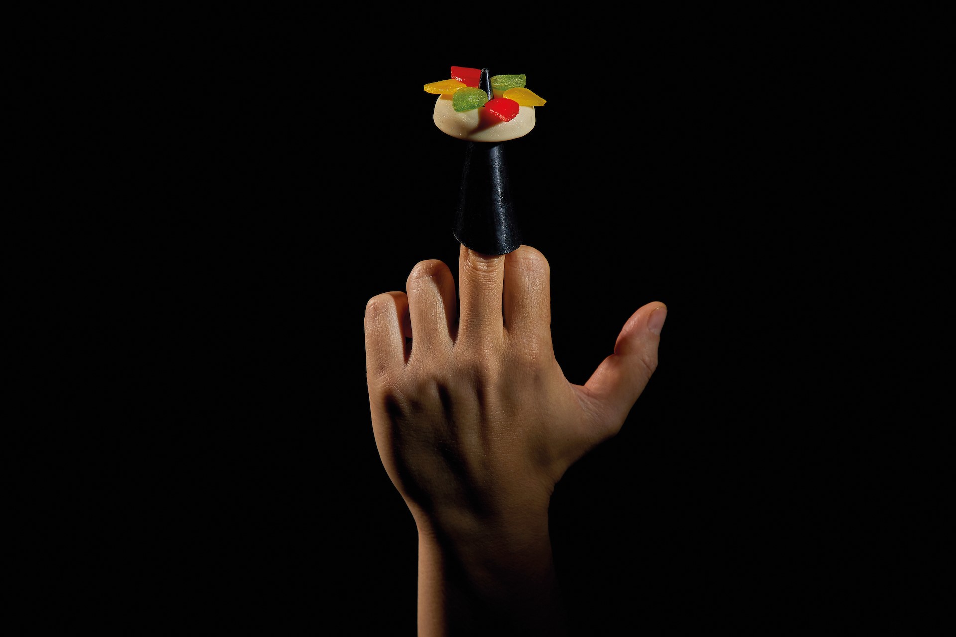 展現叛逆意識的 Middle Finger 餐點，特別邀請賓客以中指取食用餐。