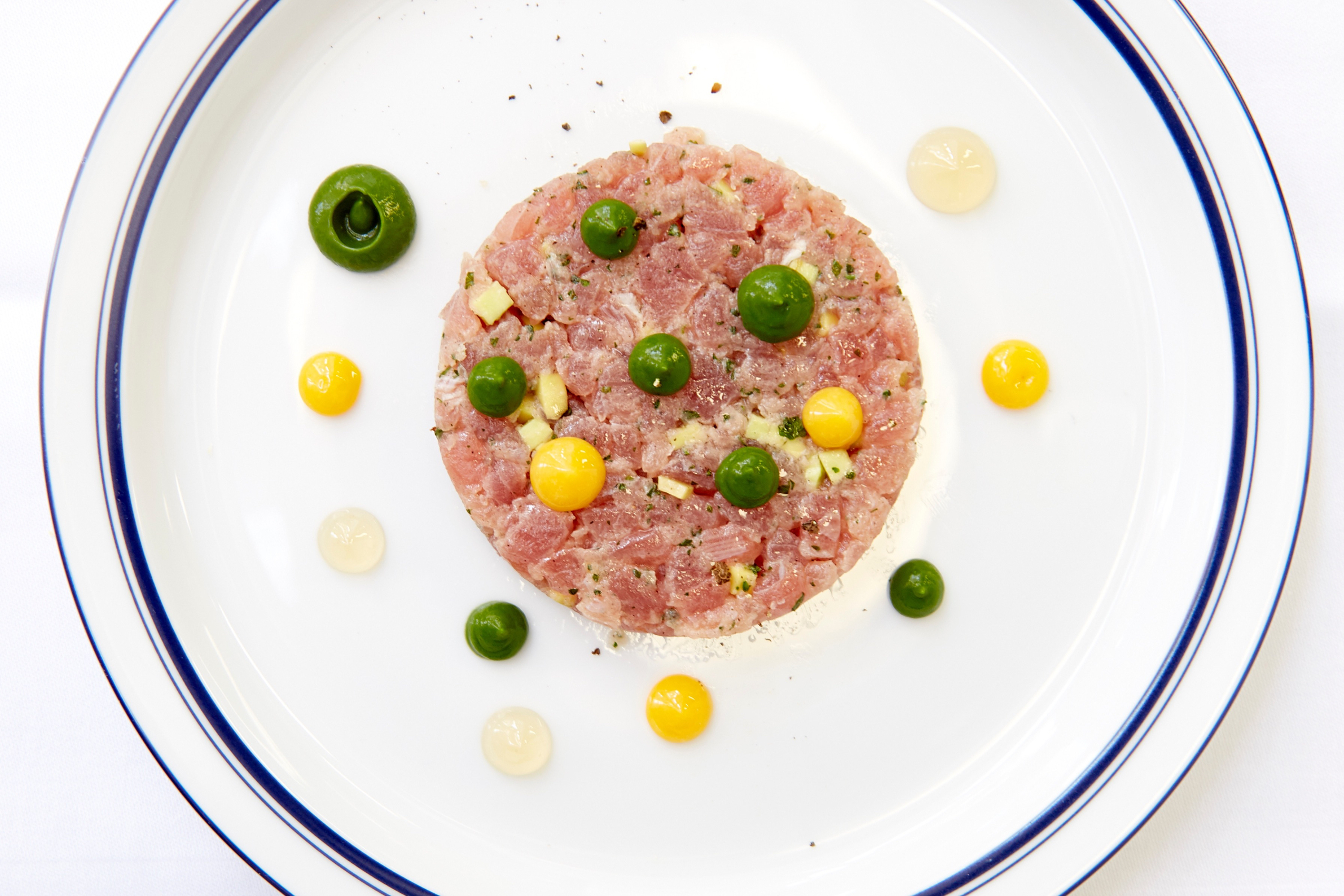 “手切吞拿鱼”搭配大量酪梨及独门清爽酱汁，保有鲔鱼油脂丰富鲜美的口感。