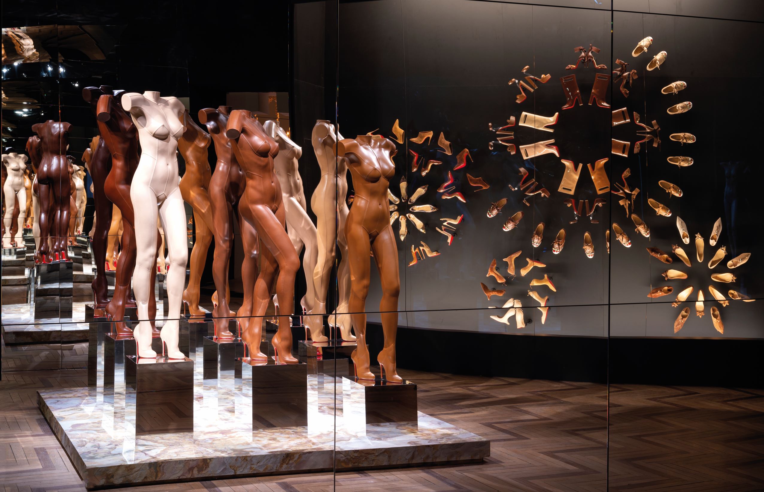 著名的 Nudes 裸色系列展間，邀請英國的藝術雙人組 Whitaker/Malem 製作九件不同膚色皮衣雕塑並至展出，視覺效果強烈。