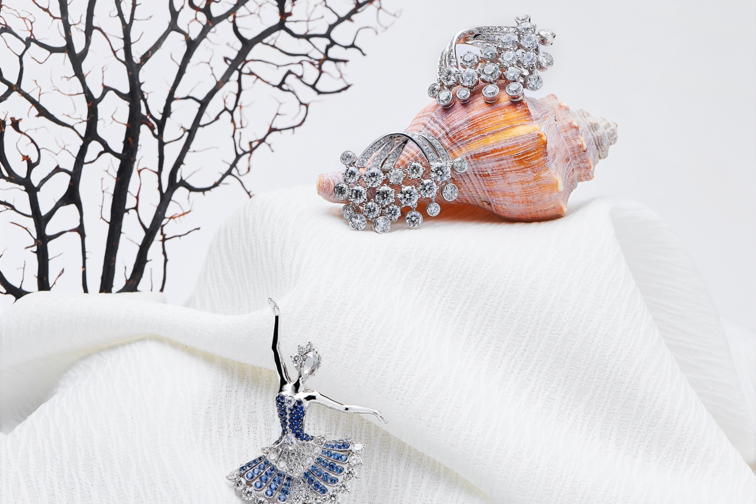 Limelight Mediterranean Garden 系列耳環，18K 白金鑲嵌鑽石，PIAGET。 芭蕾舞女伶胸針，鑲嵌藍寶石、鑽石、梨形鑽石、玫瑰形切割鑽石，VAN CLEEF & ARPELS。