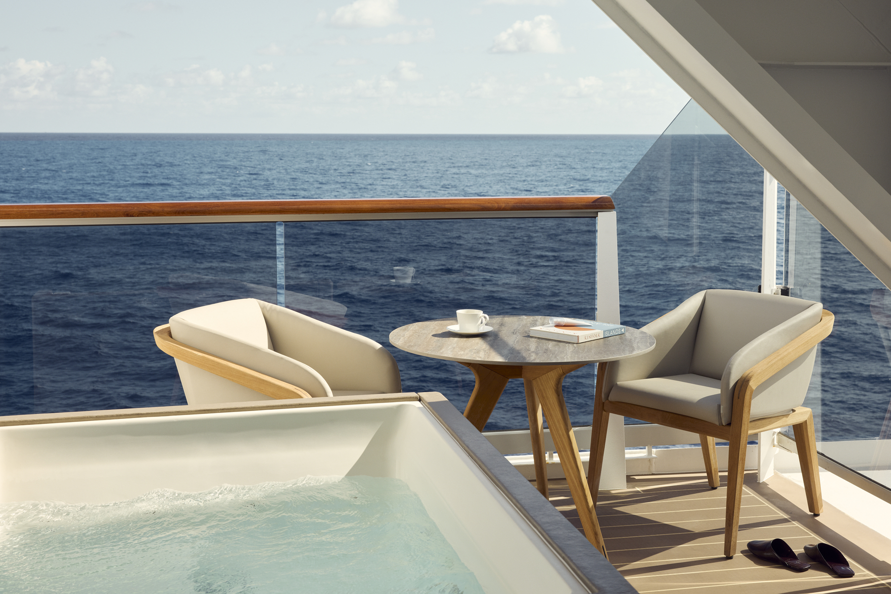 船上的「静修住所」房型，提供有私人露台按摩浴缸。 （ Photograph by Toby Mitchell ）