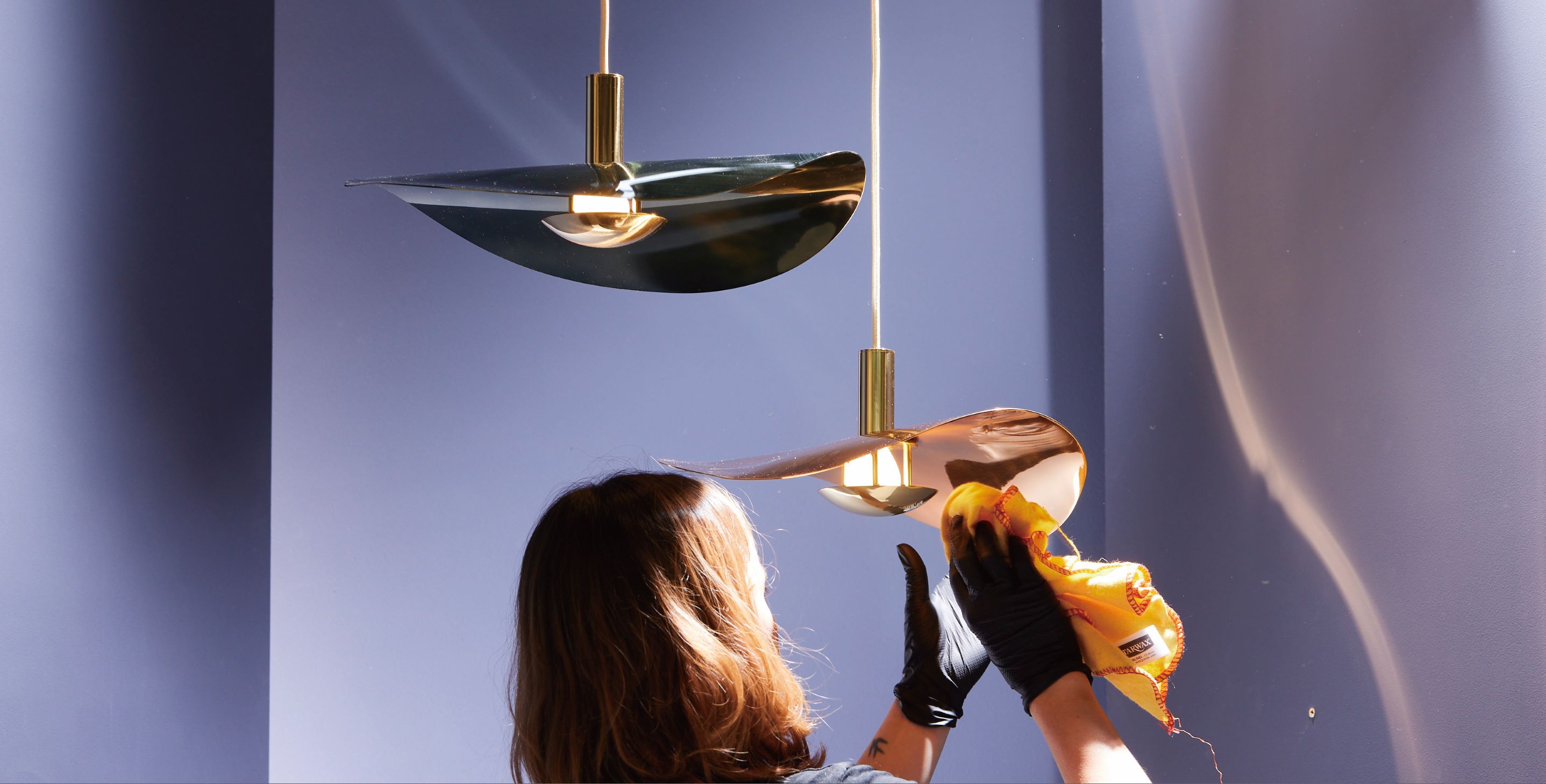 追求手工订制的 Mydriaz，从打蜡、拉丝、镀镍或镀银等一步步的细节，让金属灯具能自然散发细腻质感。