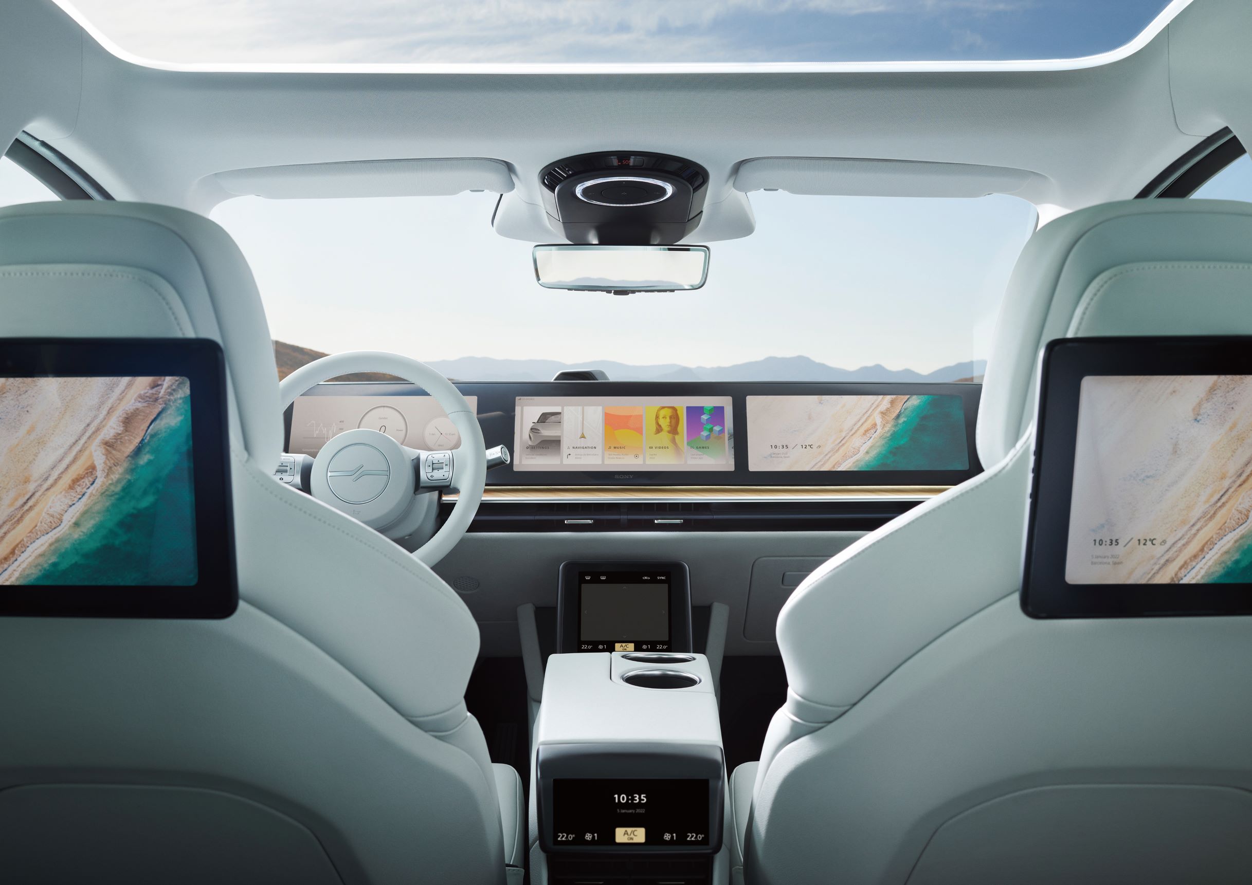 Vision-S 02 以 7 人座 9 螢幕設定，預示未來豪華休旅車的基本格局。
