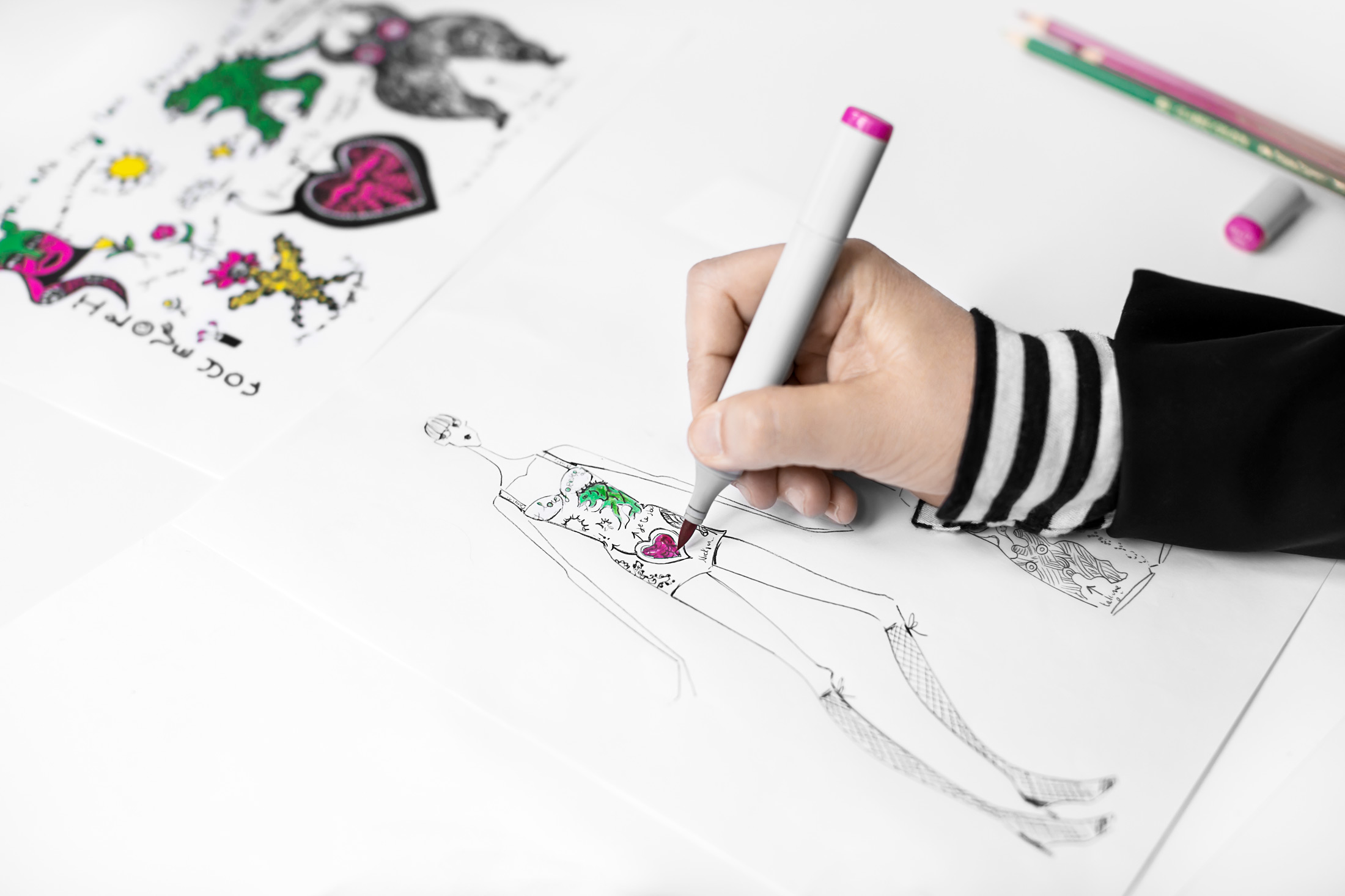 在威尼斯這間歷史悠久的工坊中，5 位身懷絕世織繡技法的女性正在臨摹 Niki de Saint Phalle 的作品紙樣，準備以編織和刺繡方式將平面圖像化為柔軟的服裝。