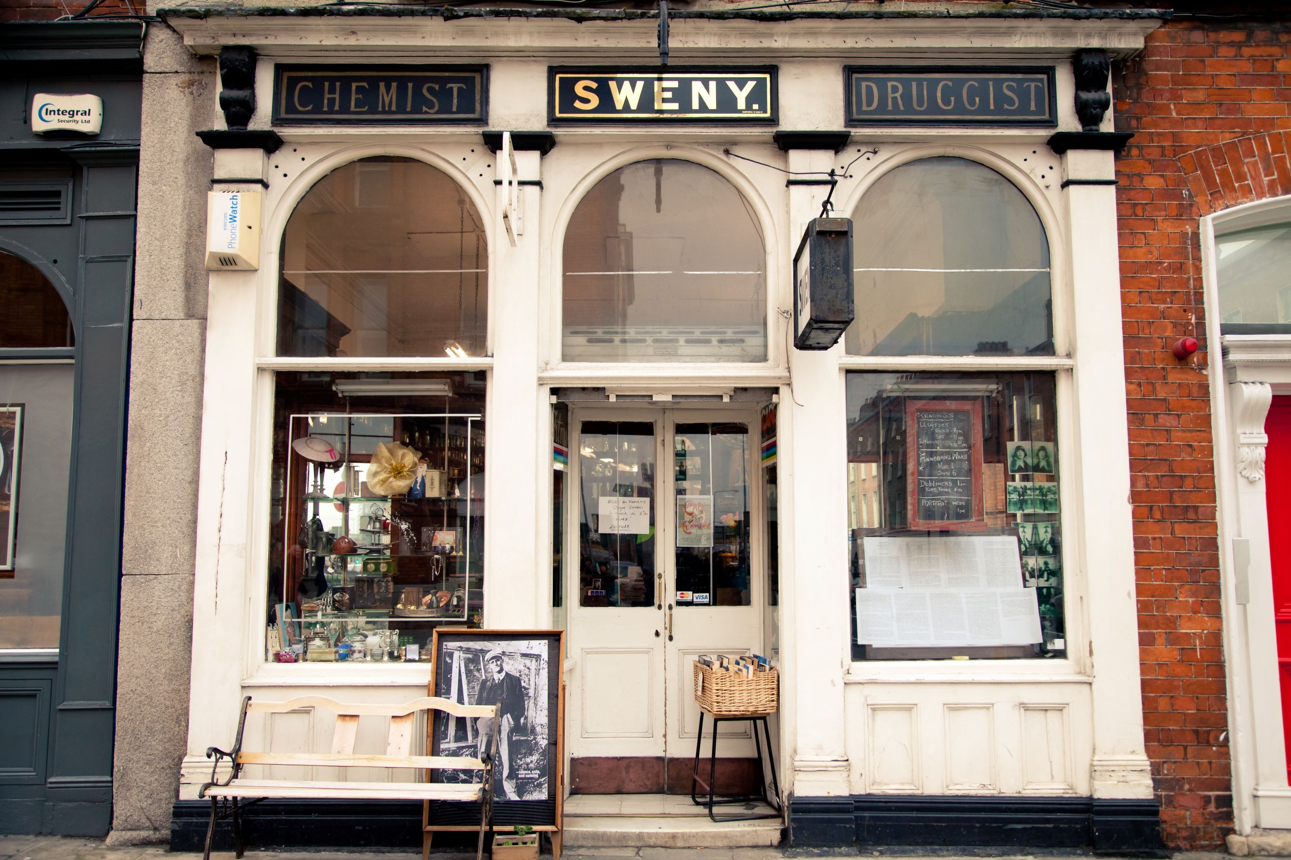 建於 1847 年的 Sweny 藥房，如今已是都柏林的文學地標景點之一。