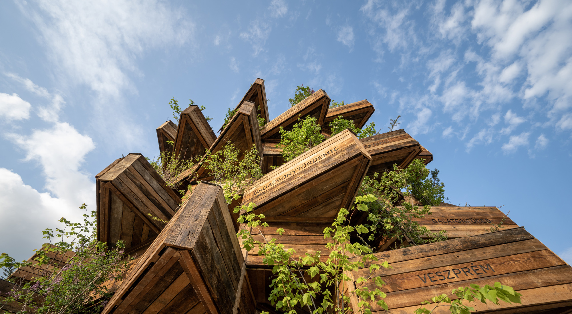 由代表 Veszprém-Balaton 116 个村镇的 116 个花箱所组成的 Garden of Communities。