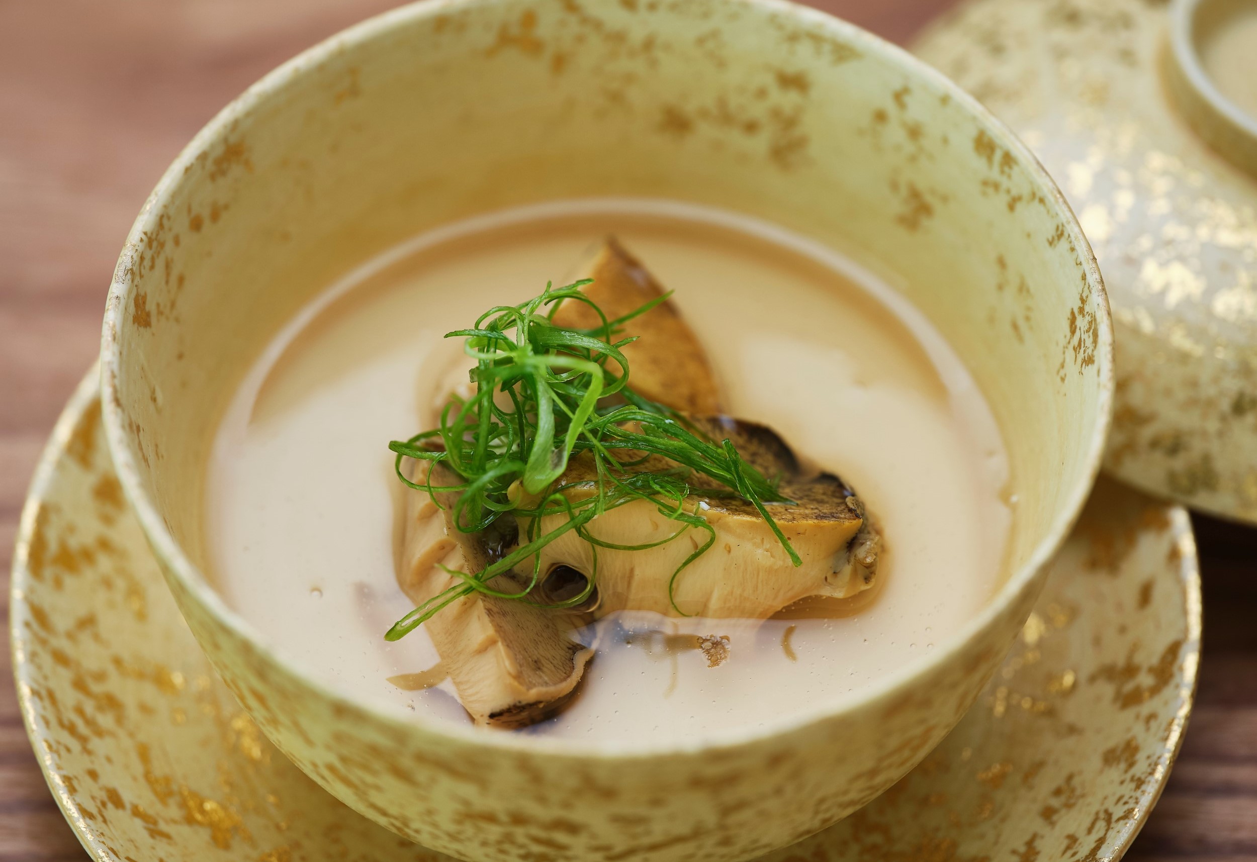 嫩如豆花的自家製豆腐與鮮鮑上淋了鱉湯為羹，是極具日式季節風情的組合。