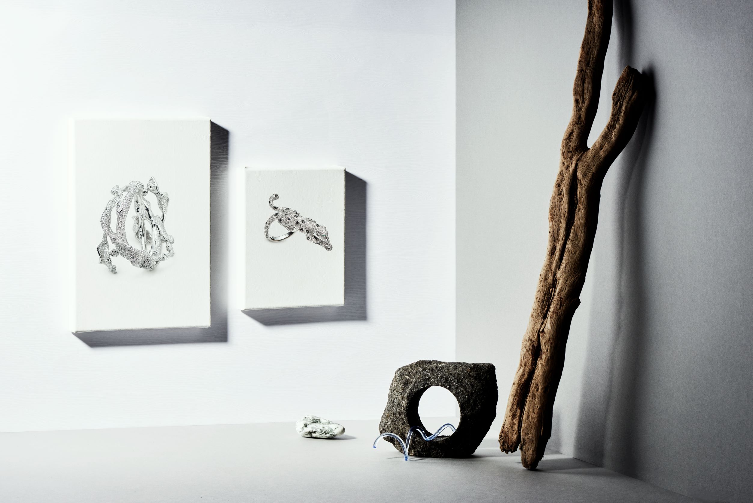 左：White Label Collection 四季系列树枝手环，18K 白金、钻石／Cindy Chao。右：Panthère de Cartier 美洲豹戒指，白 K 金、祖母绿、钻石、缟玛瑙／Cartier。