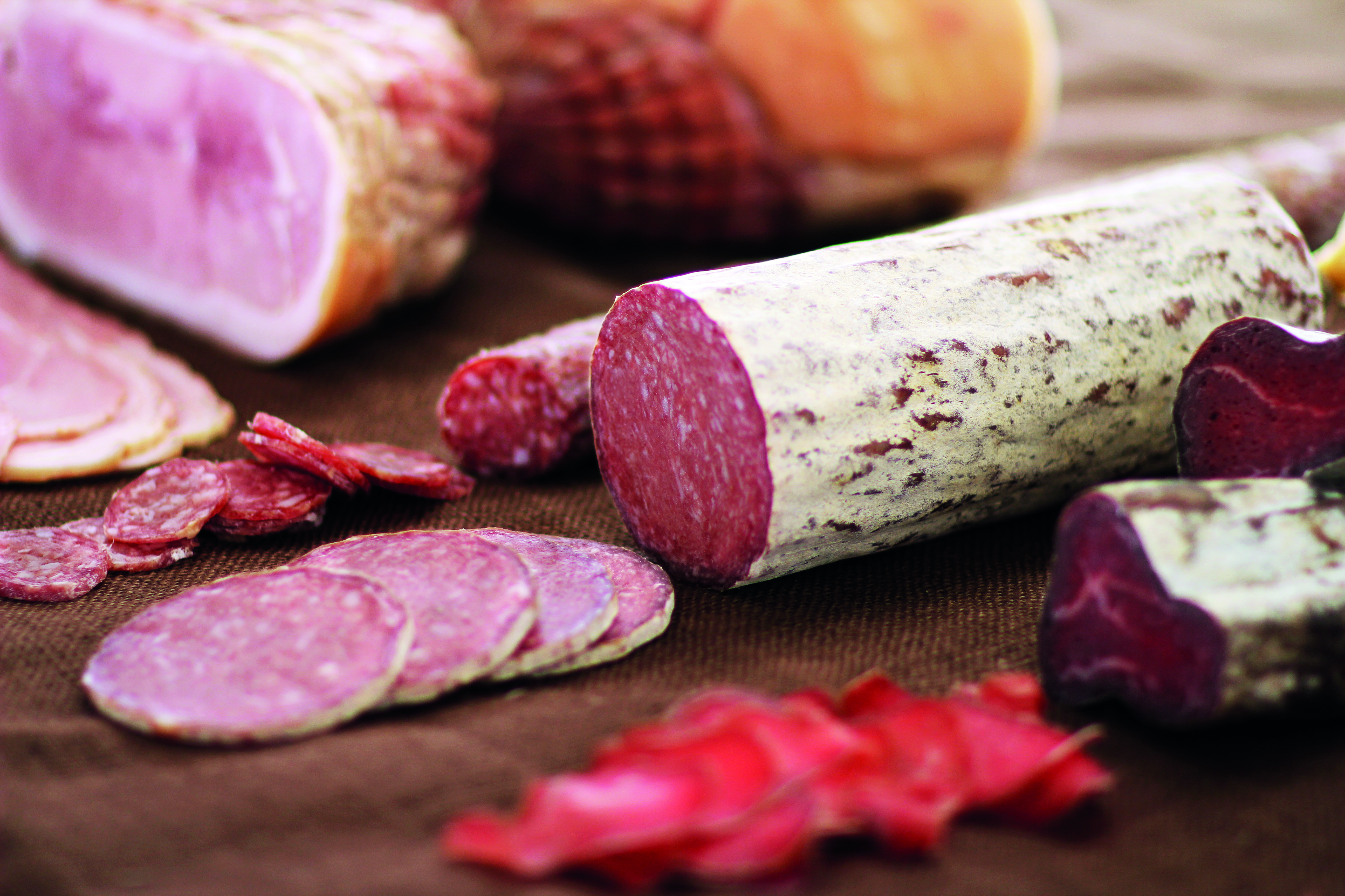 無施打賀爾蒙、抗生素、並以天然飼料餵養的豬隻才能醃成愈嚼愈香的熟肉。