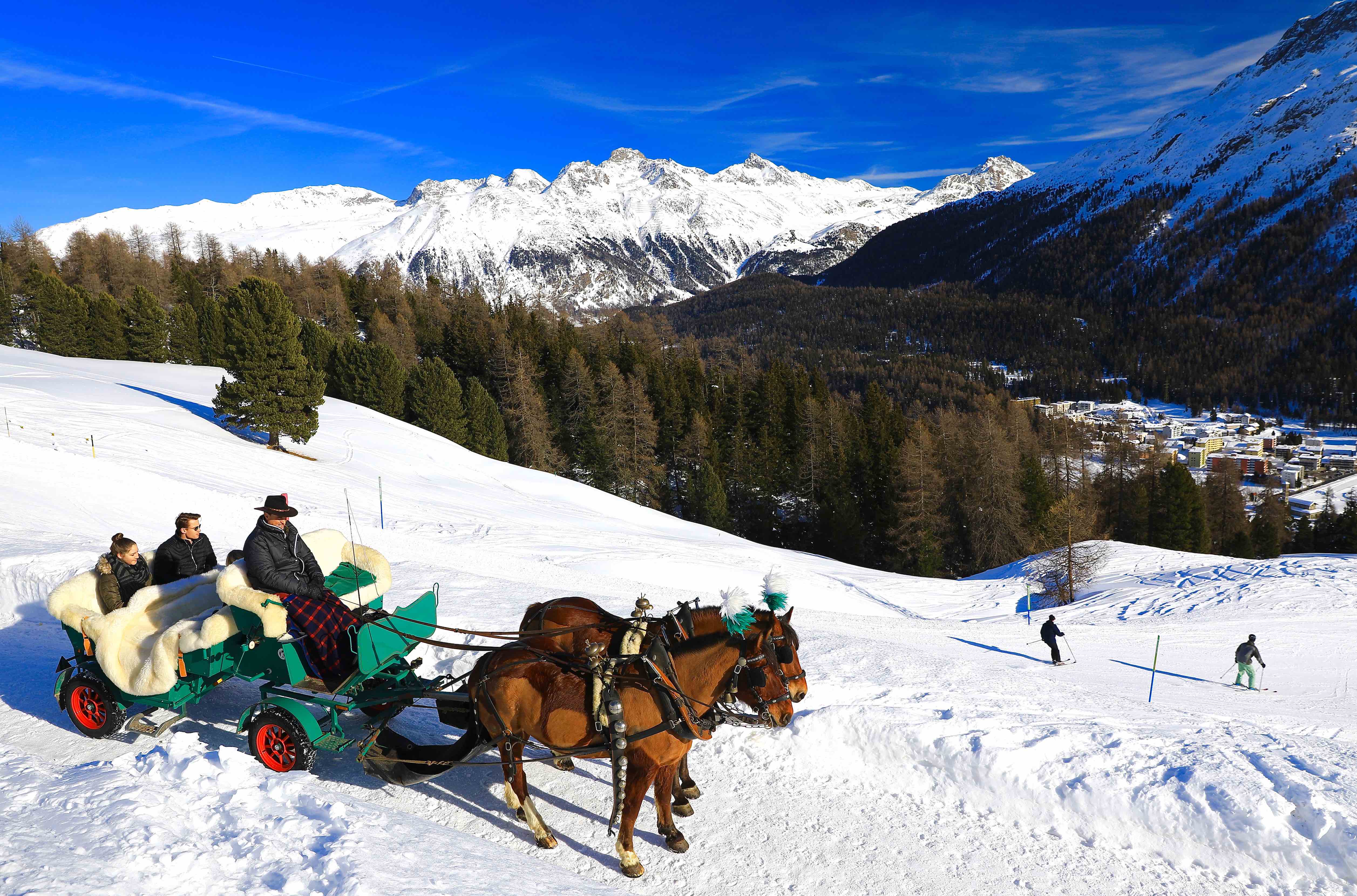 除了滑雪，聖莫里茲各大飯店也提供有馬車賞景的遊覽行程。