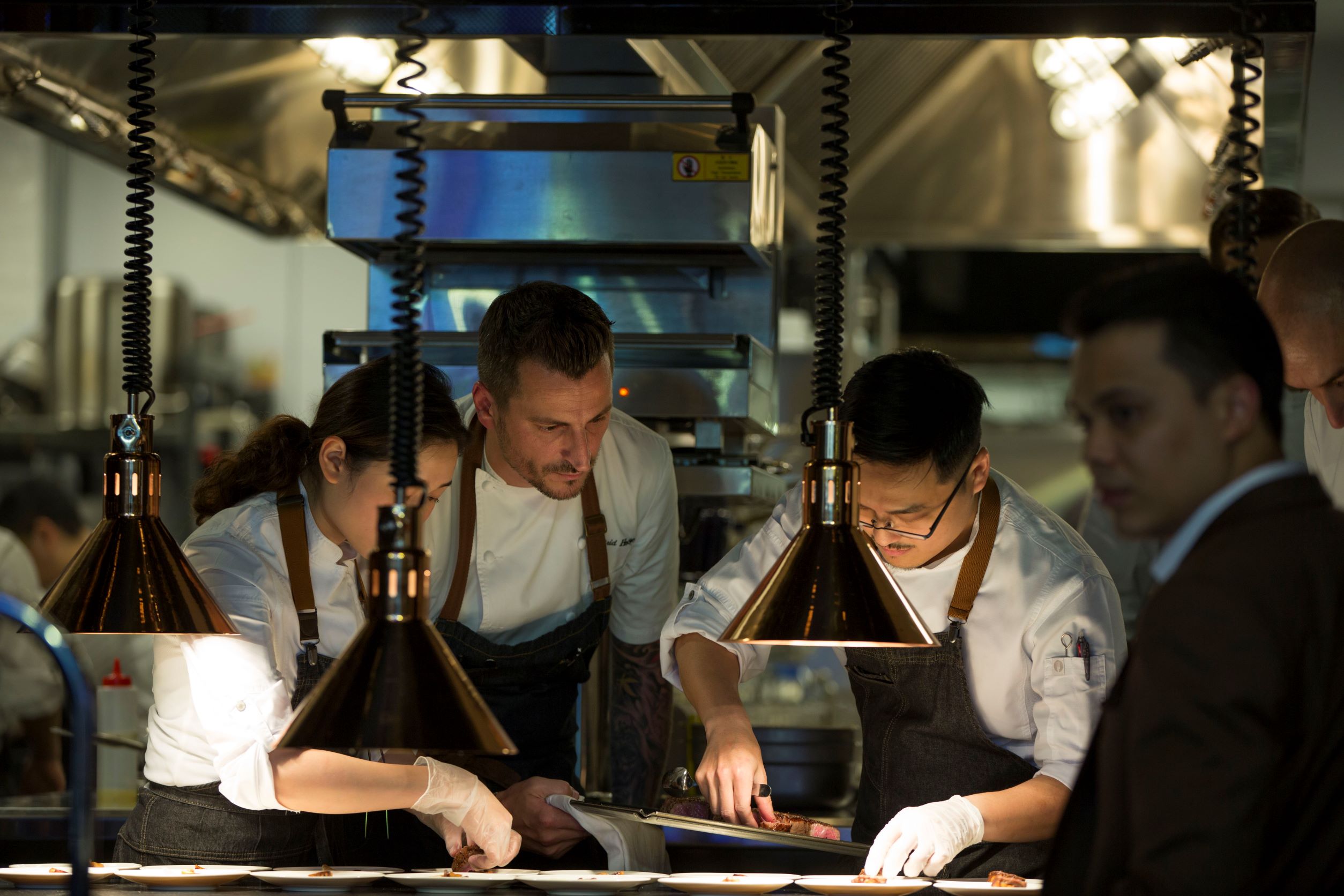 為了能配合每位客座主廚的需求，Chefs Club 擁有優質的本地團隊。