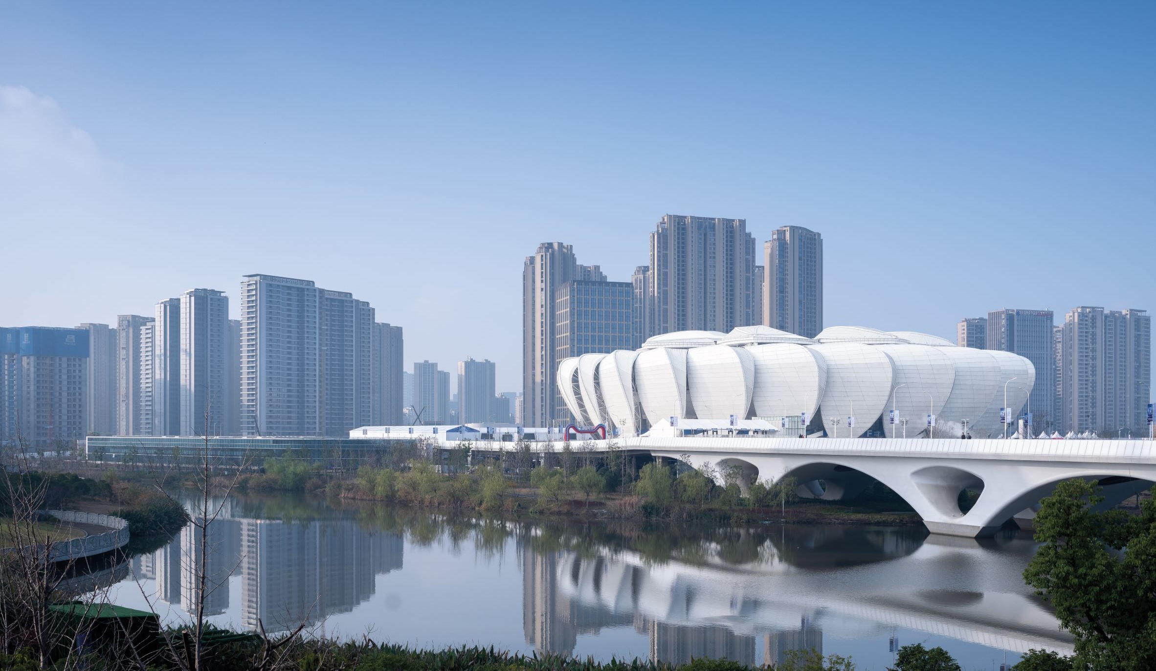 以江畔莲花为设计灵感的杭州奥林匹克运动中心场馆建筑。