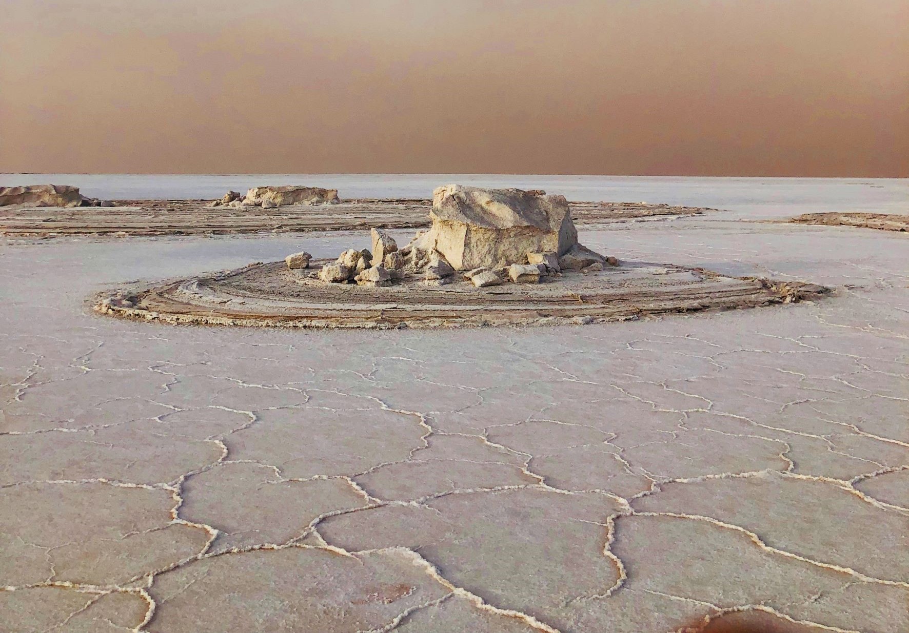 乾季時的鹽湖會形成自然的紋理，創造出如同外星球般的極境景色。