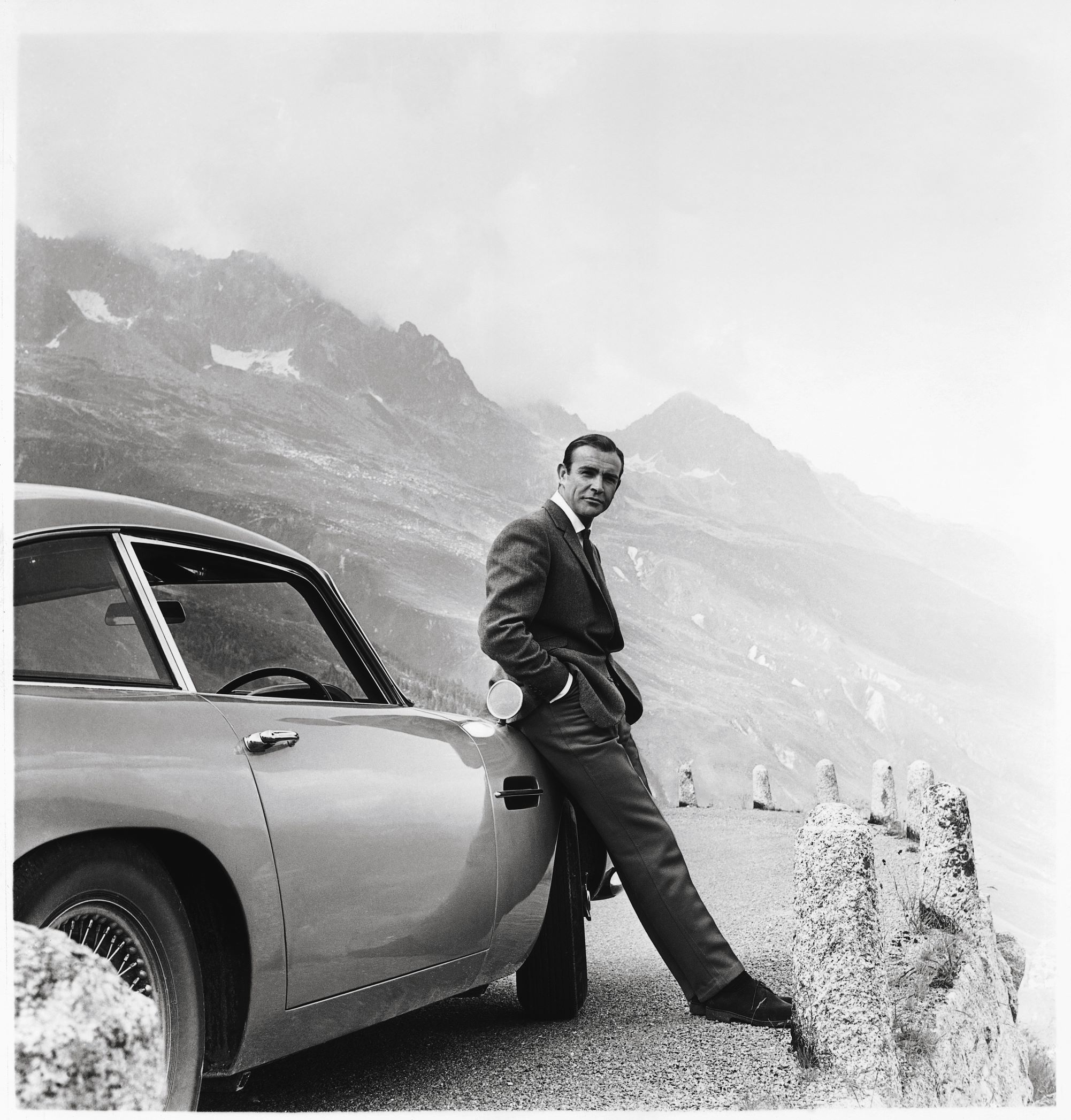 DB5 在 007 電影《金手指 Goldfinger》的劇照，可以窺見其帥氣迷人的身影。