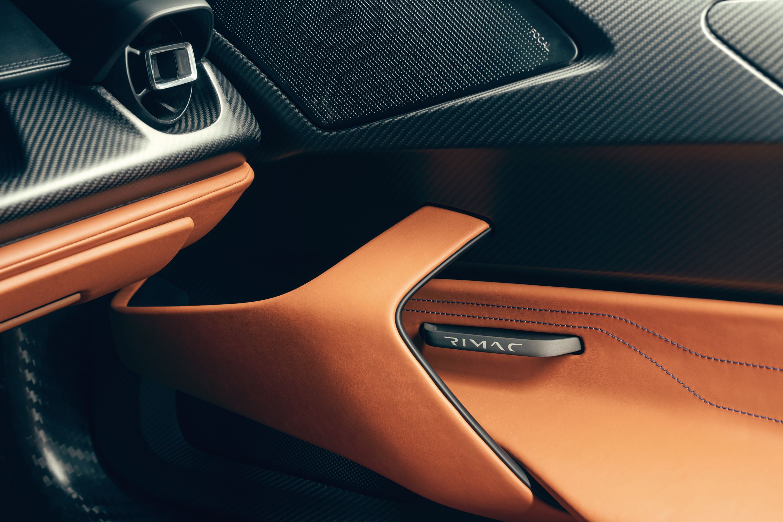 Rimac Nevera 車室主要以獨立設計的碳纖維、皮革與輕量化鋁材搭配，以專屬設計來建構自己的品牌風格。