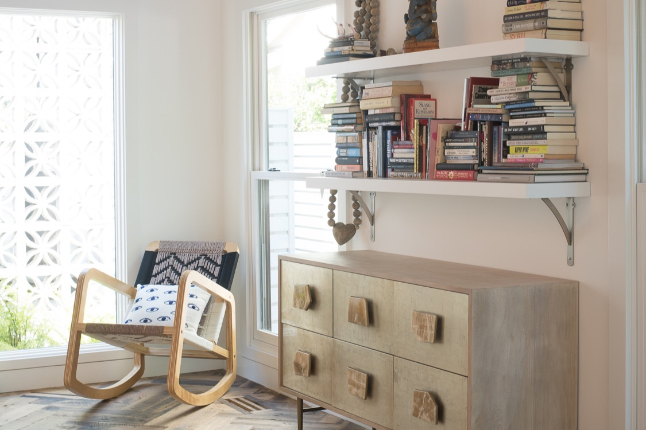 一處靜謐的閱讀角落。