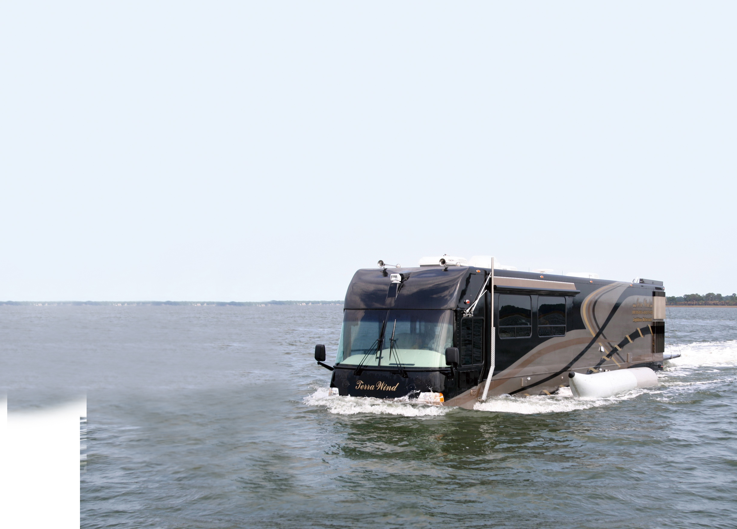 堪稱陸上行舟的 Terra Wind，是全球罕見也是唯一的水陸兩用露營車。