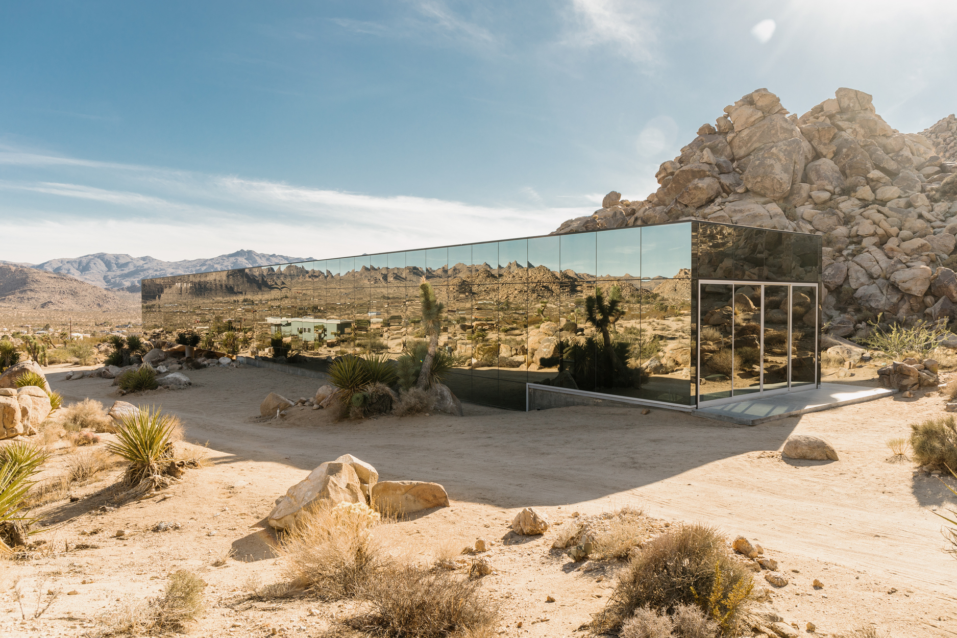 DISCOVER UNUSUAL PLACES TO STAY: Invisible House Joshua Tree 創意旅宿 - 漠地裡的隱形旅宿