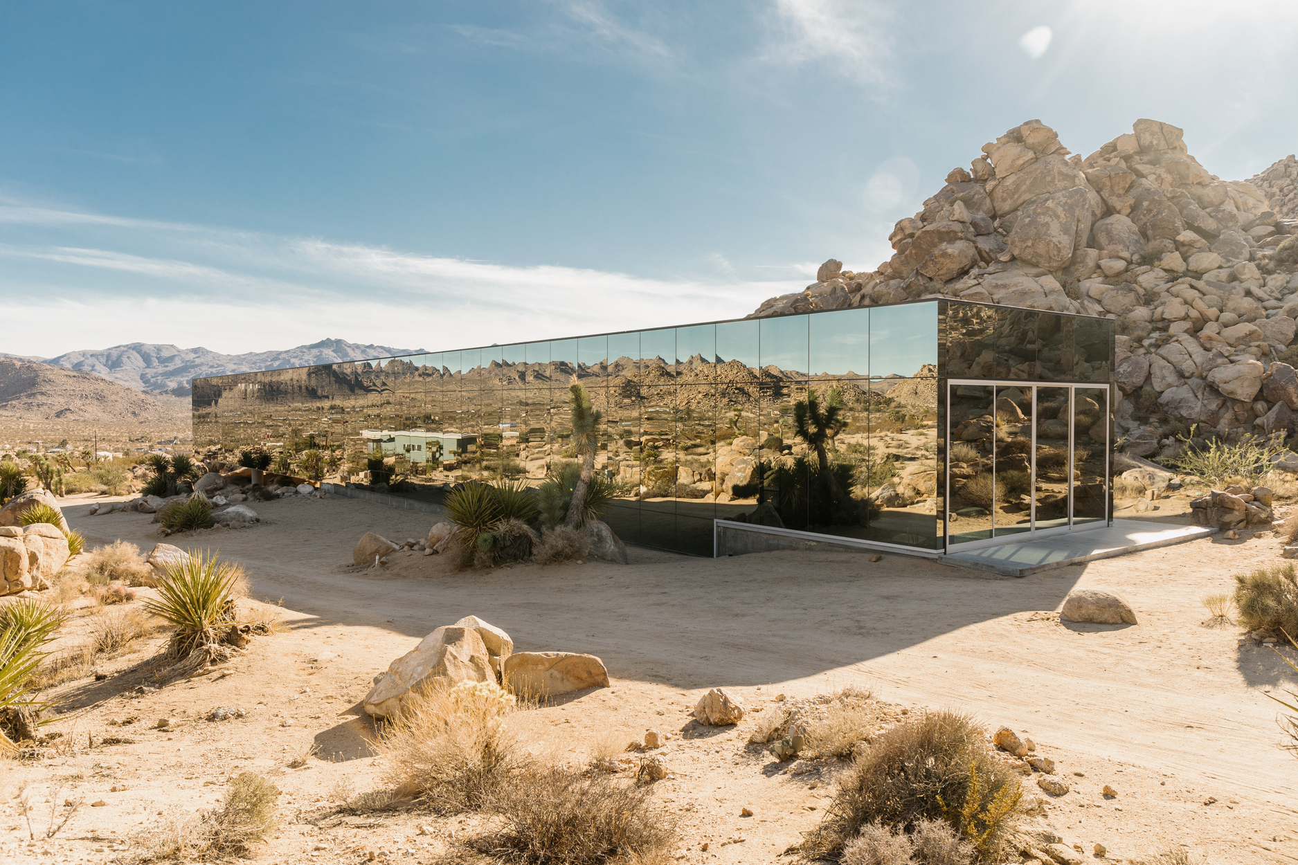 DISCOVER UNUSUAL PLACES TO STAY: Invisible House Joshua Tree 创意旅宿 - 漠地里的隐形旅宿