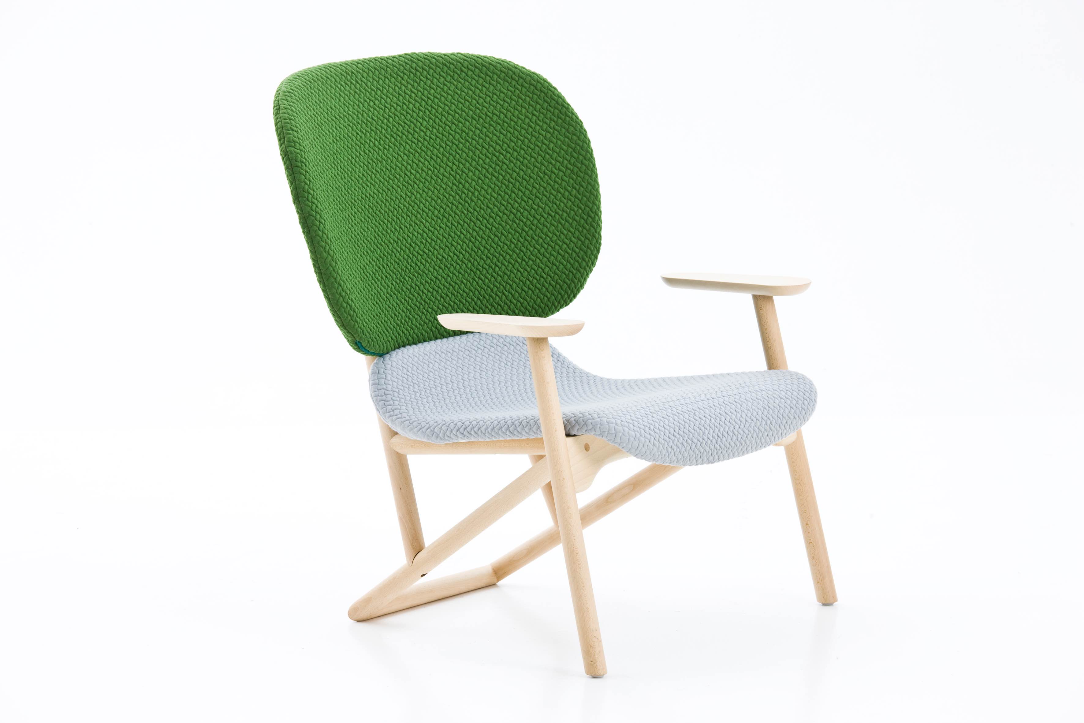 在德文中意指清新、西班牙文带着宁静意思的 Klare 单椅，可看出 Patricia Urquiola 在外型上强调其轻巧与优雅的质感。